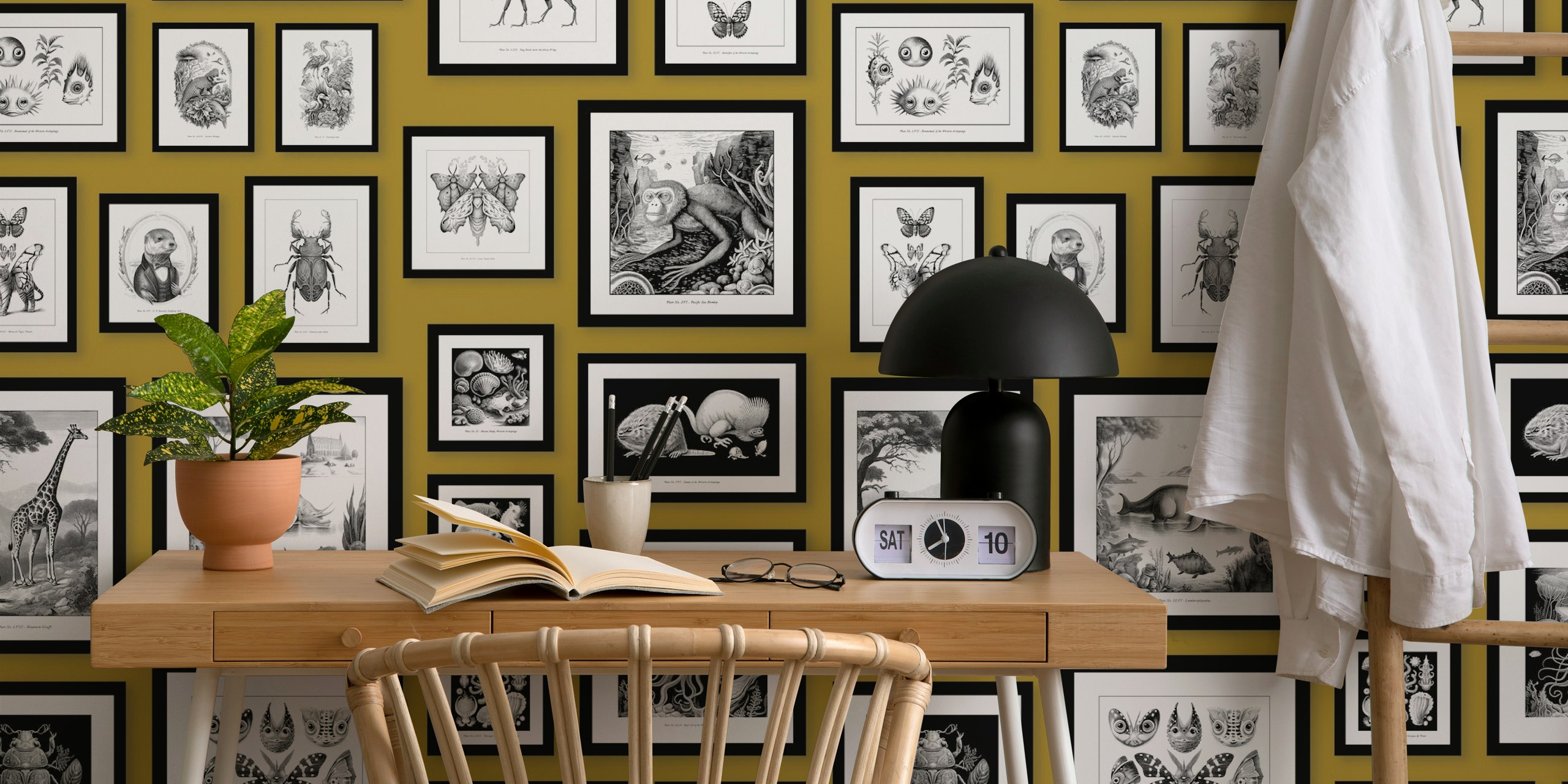 Behang met fantastische wezens op mosterdkleurige achtergrond