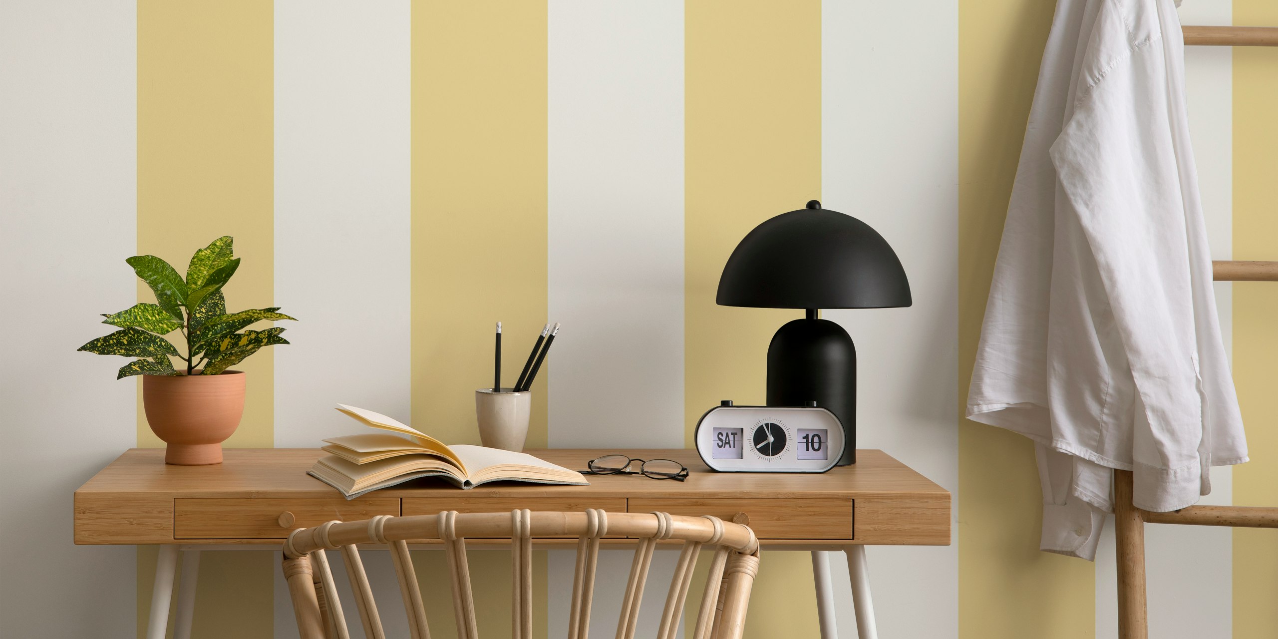 Tapeta Pastel Yellow Block Stripes w pomieszczeniu