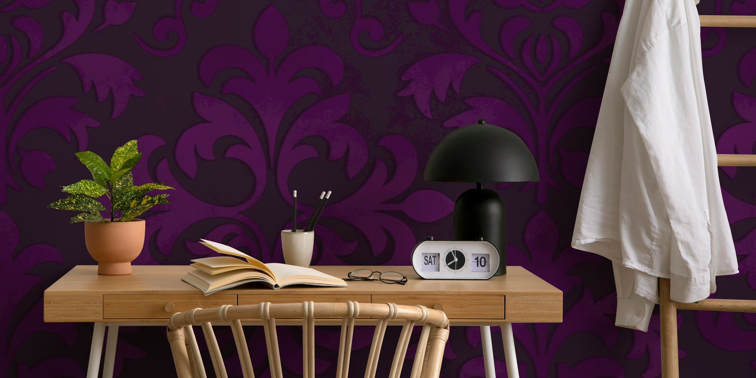 Papier peint Victorian Amethyst Velveteen Damask dans une pièce