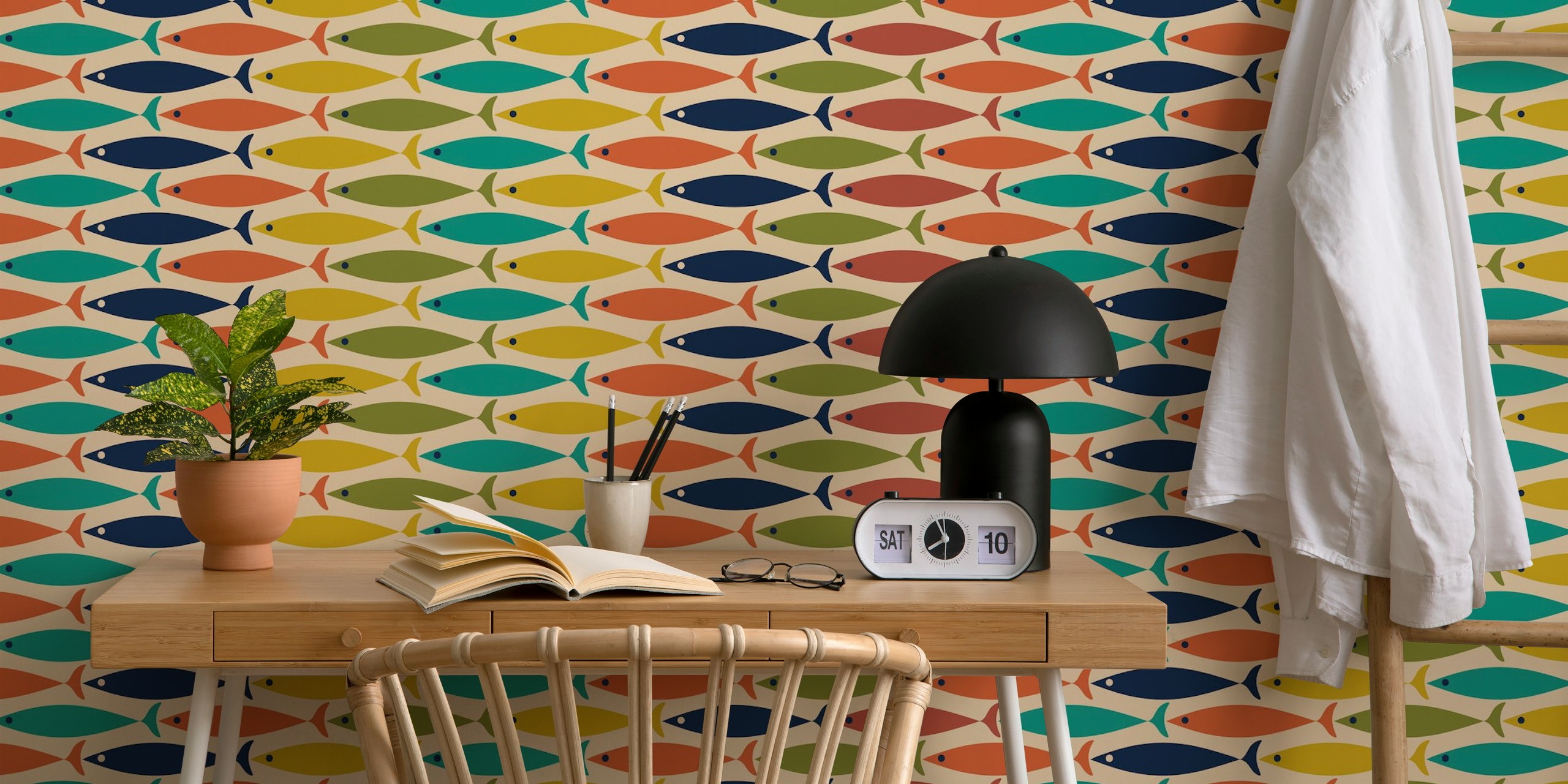 Papel de parede Colorful Retro Fish Stripes em um quarto