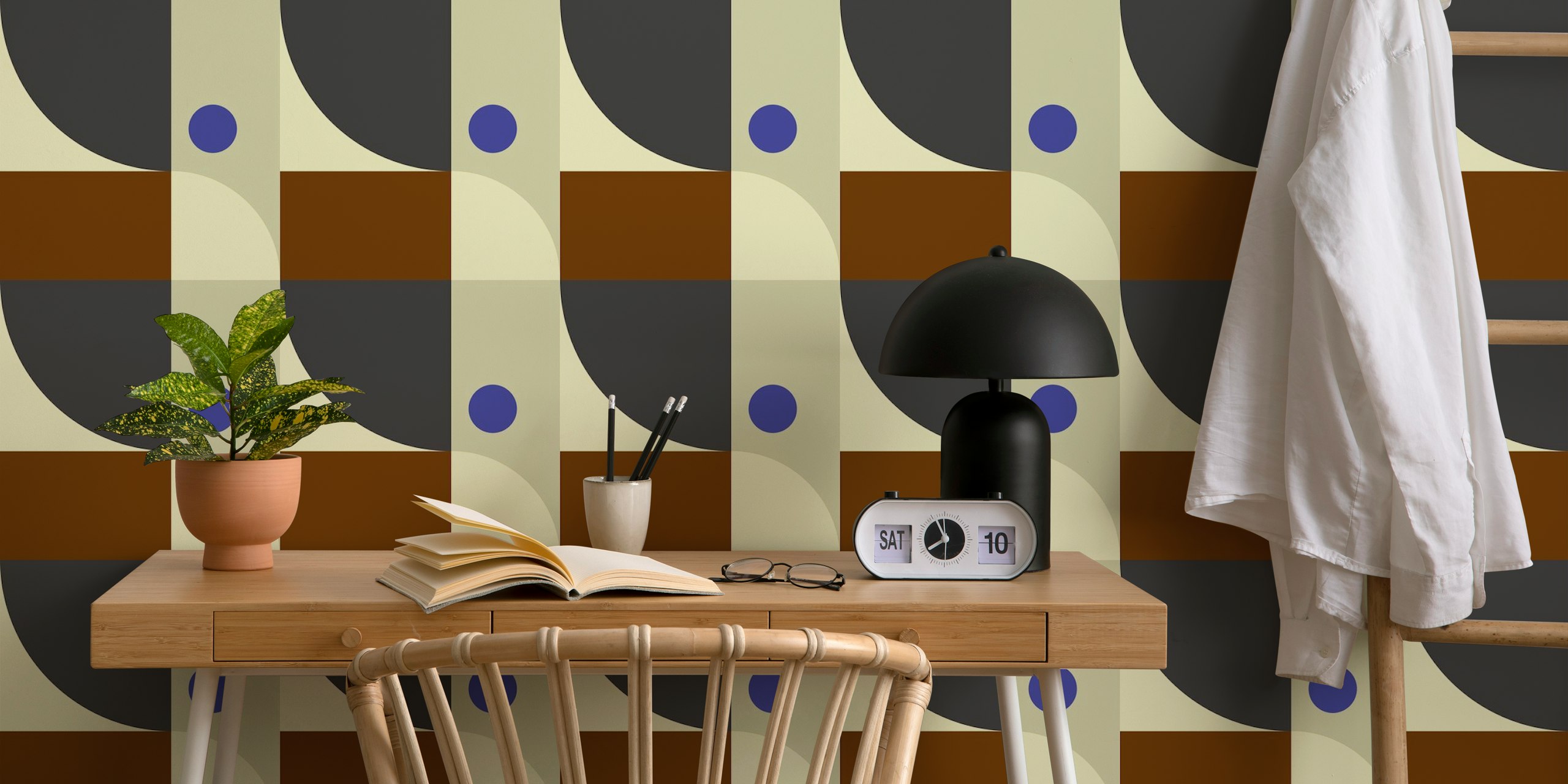 Wandbild mit abstrakten geometrischen Formen in Creme-, Marineblau- und warmen Erdtönen