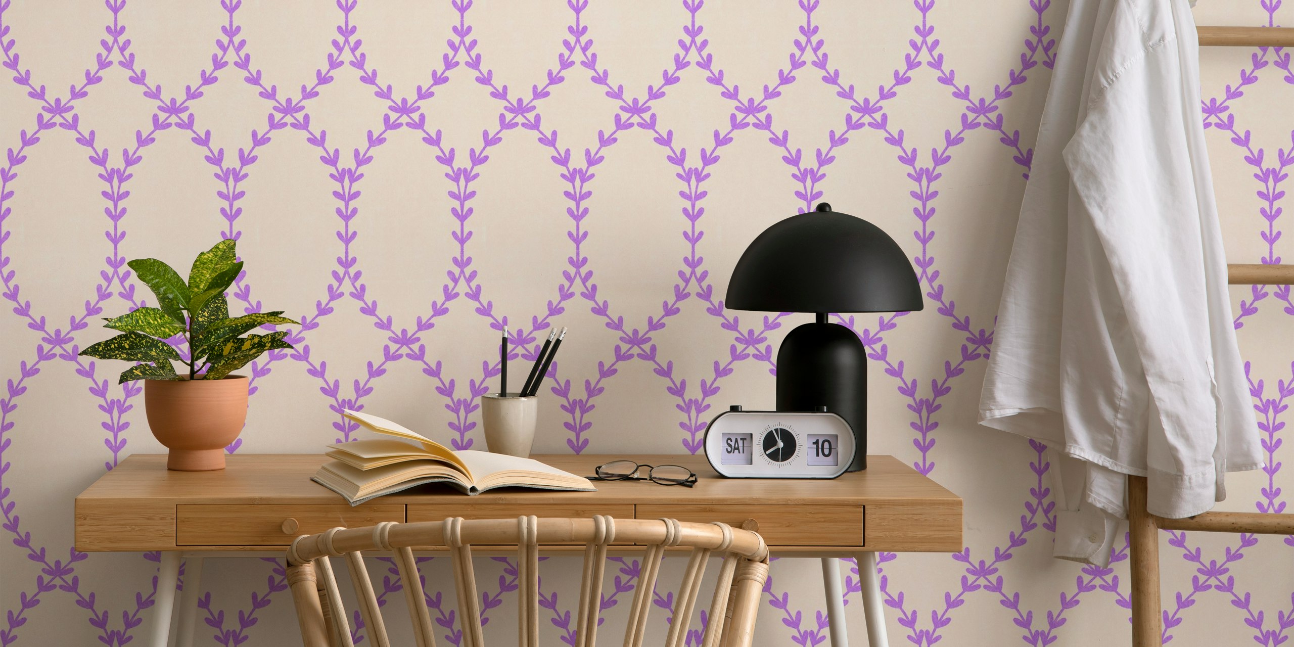 Σχέδιο ταπετσαρίας Rhea μωβ σε ένα δωμάτιο