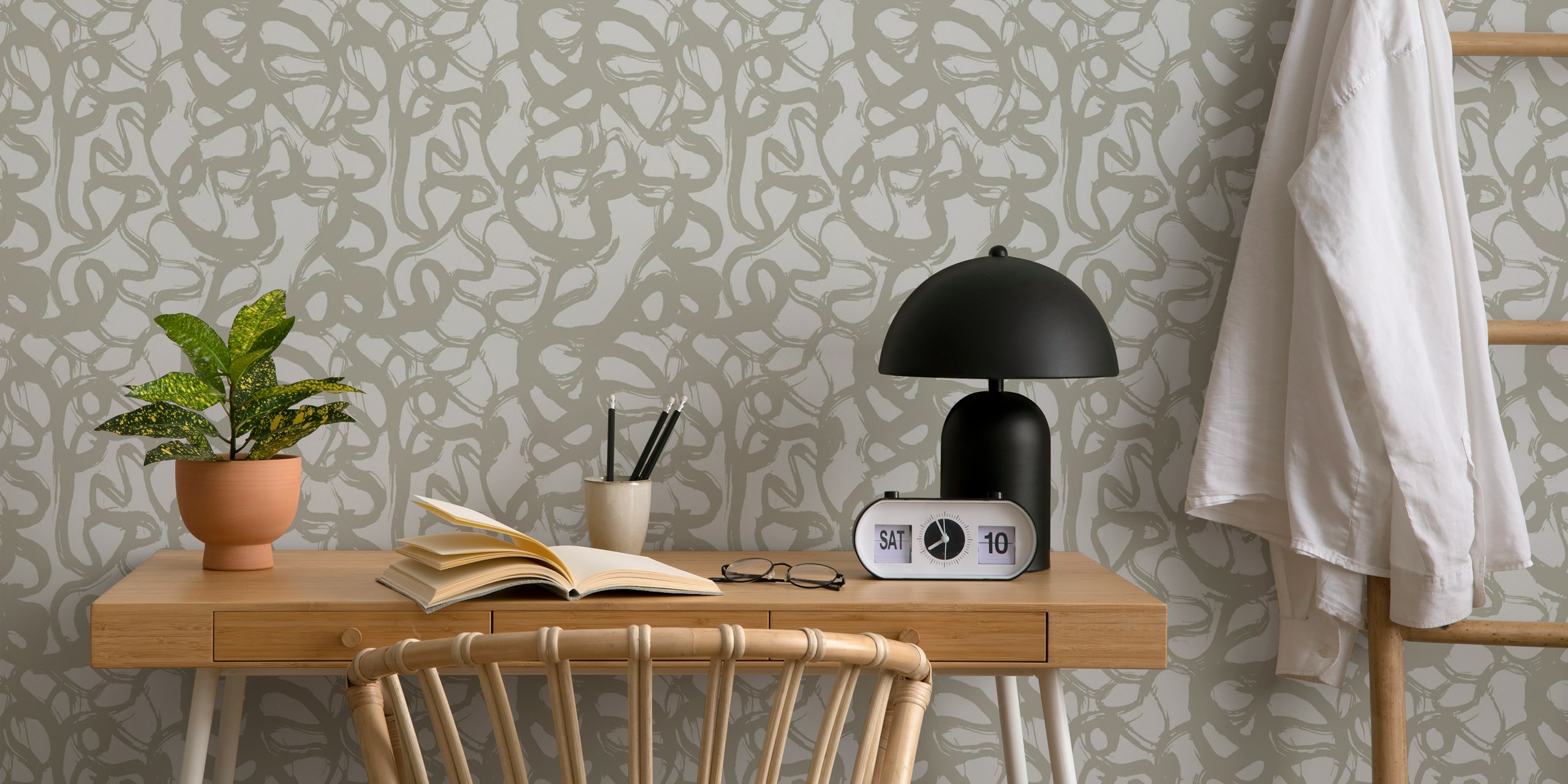 Beige brush strokes wallpaper huoneessa