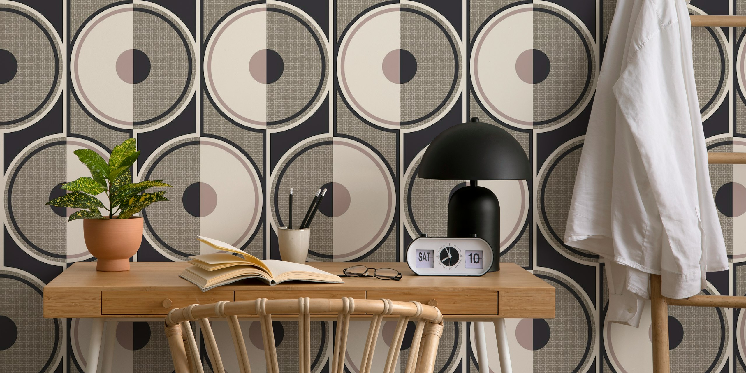Small retro circles beige brown tapetti huoneessa