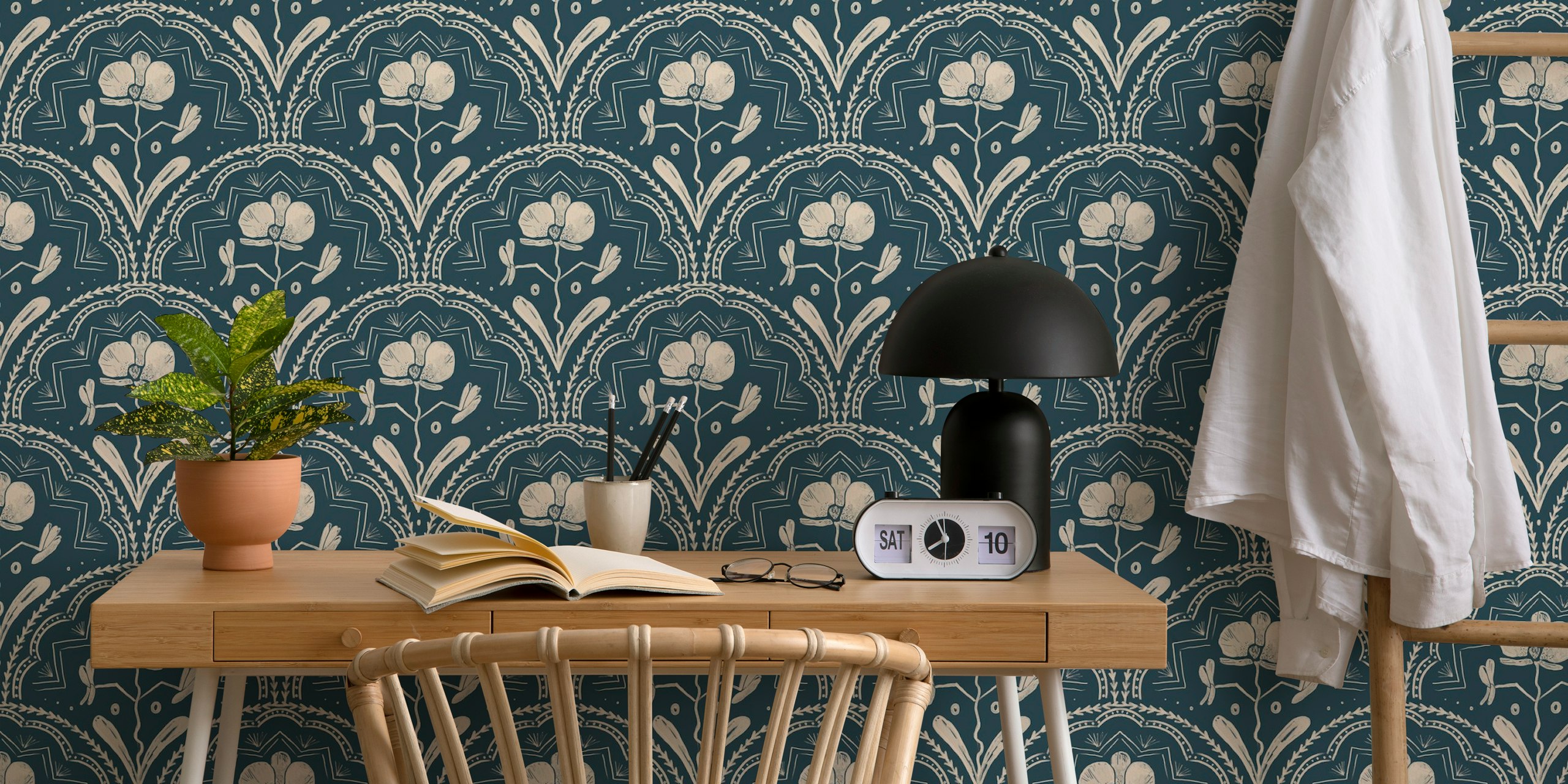 Boho Whimsical Tiles tummansininen tapetti huoneessa