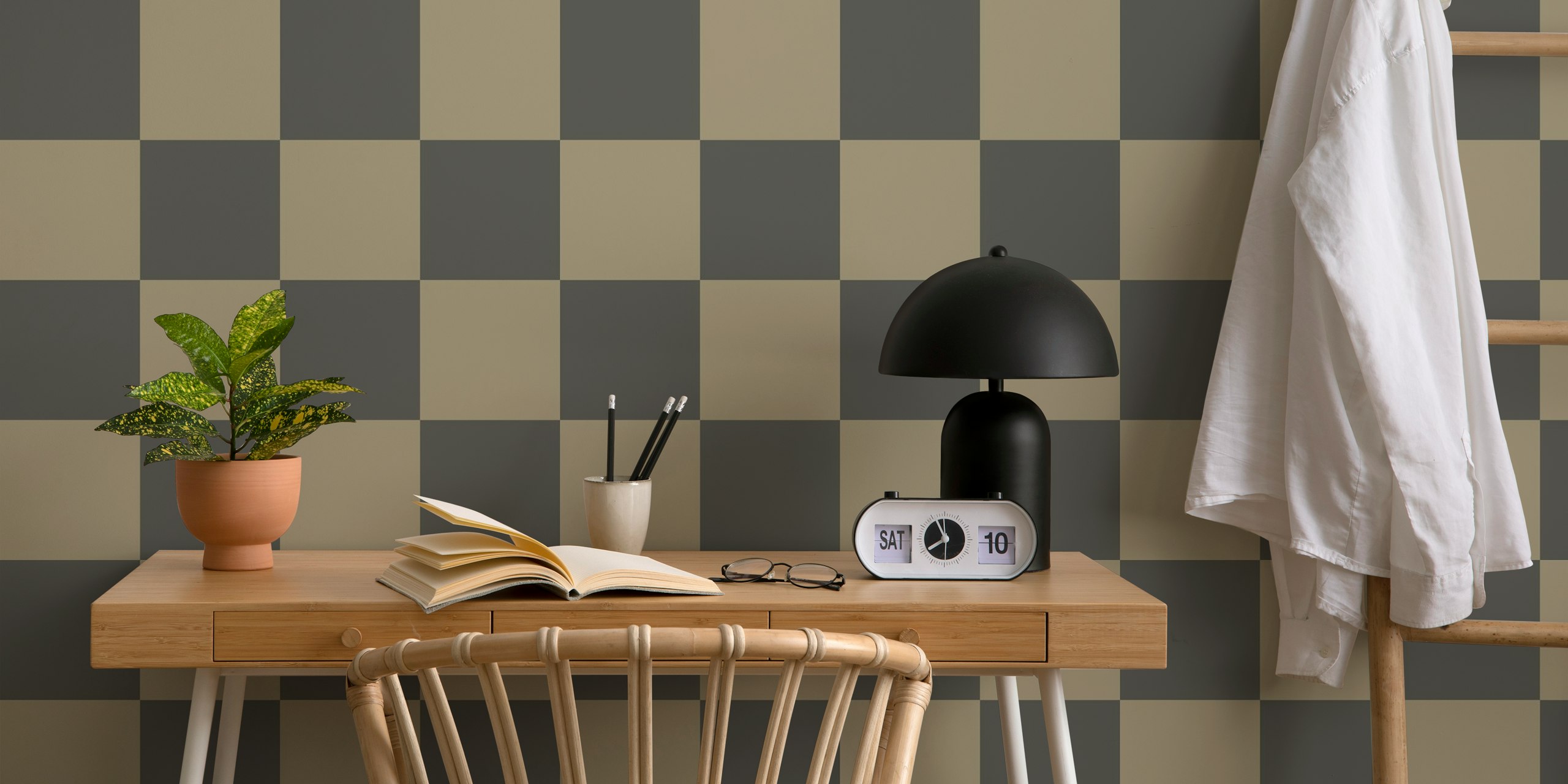 Papier peint Dark Sand Checkerboard dans une pièce élégante