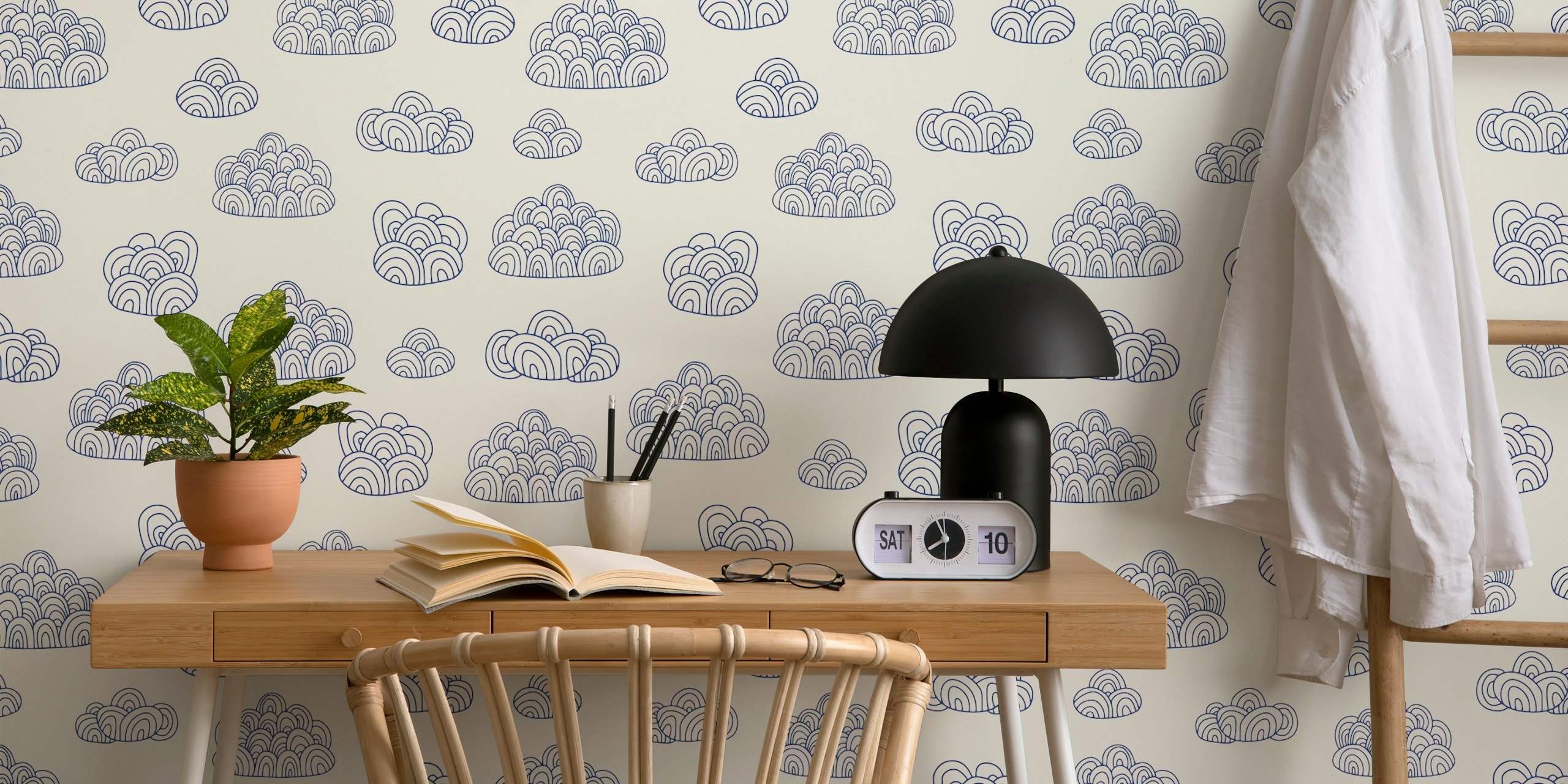 Doodle Line Art Clouds Navy Blue en papel pintado blanco
