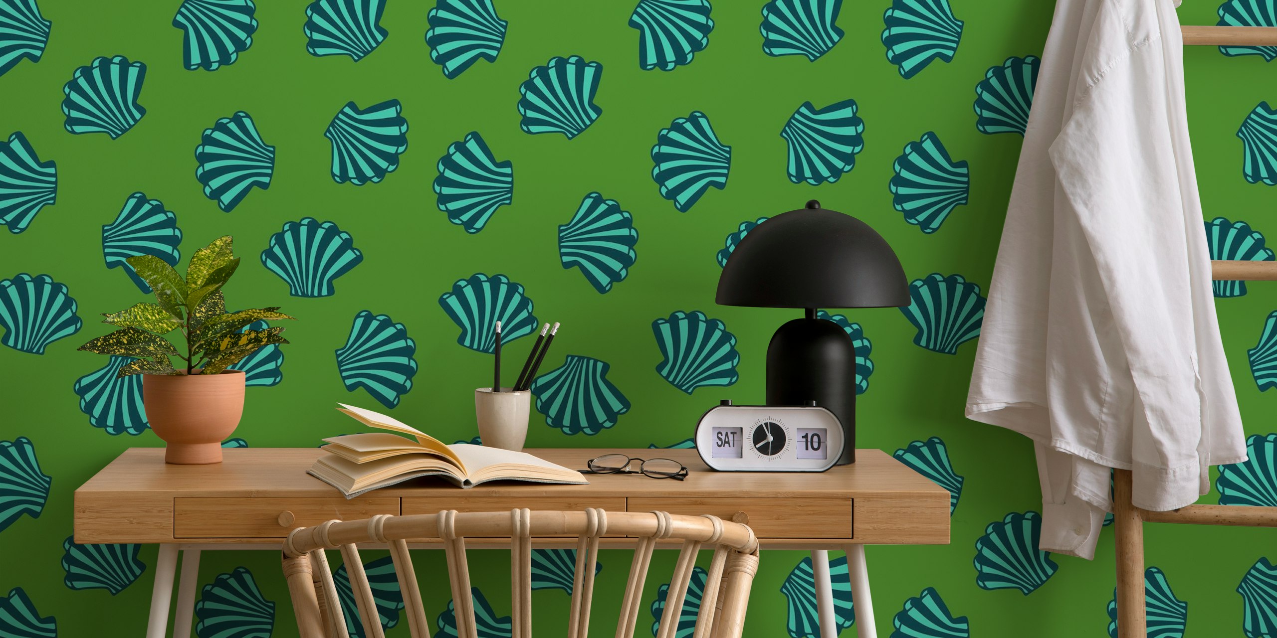 Marine green scallop shell Tapete in einem Zimmer