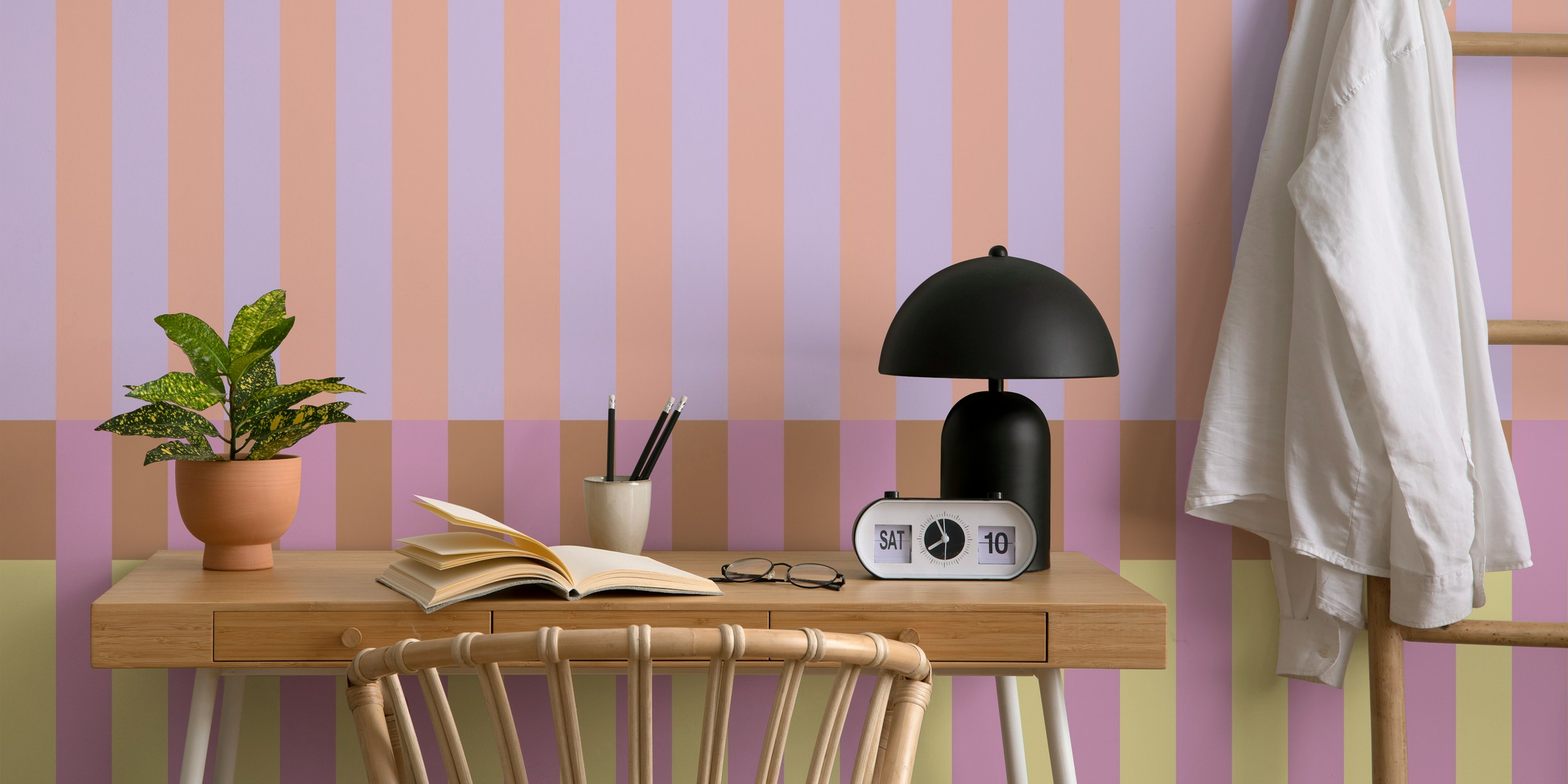 Wallpaper Tile Stripes Apricot Yellow en una habitación