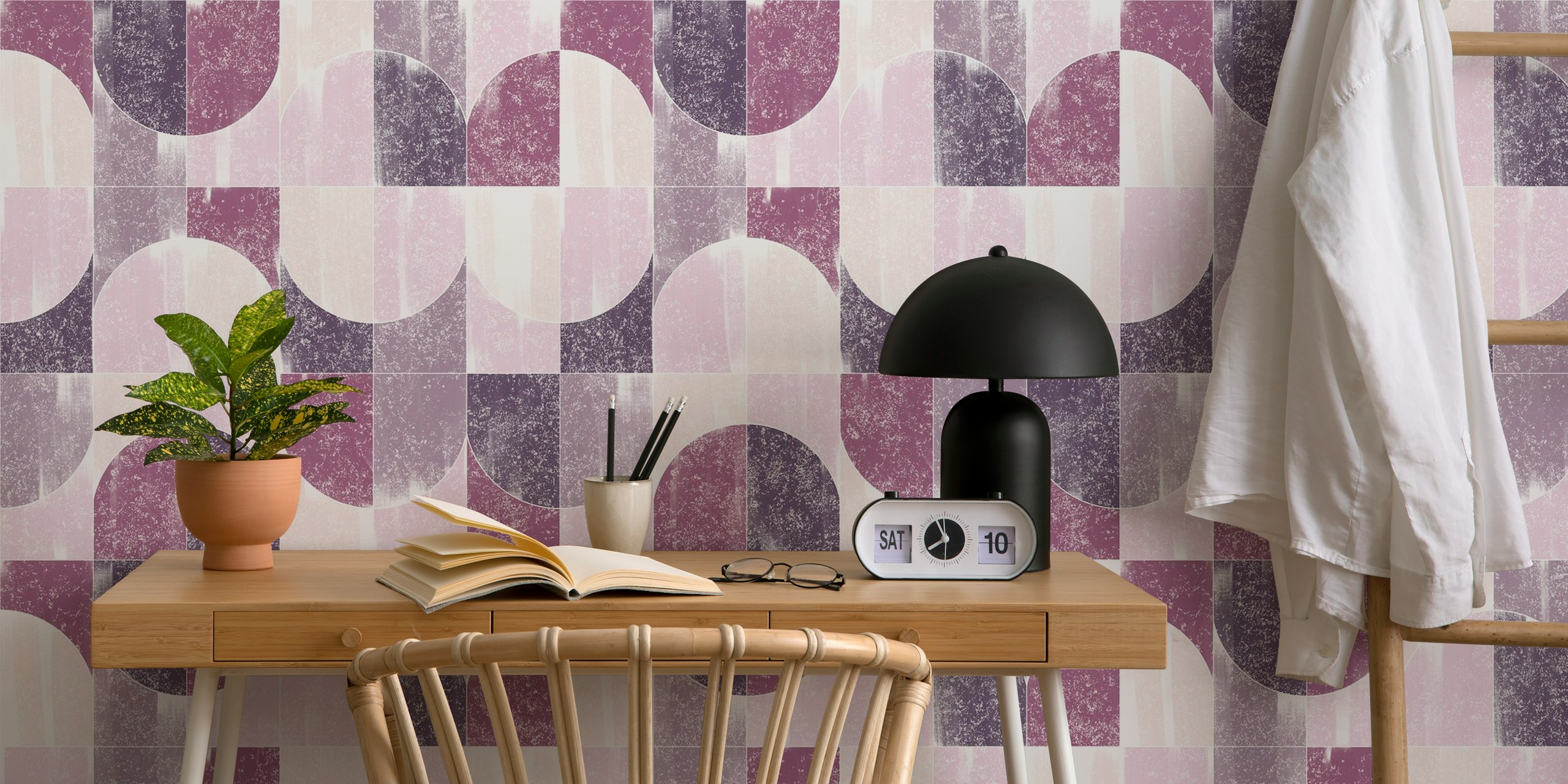 Sponge Painting Geo Tiles Purple Vibes behang in een kamer