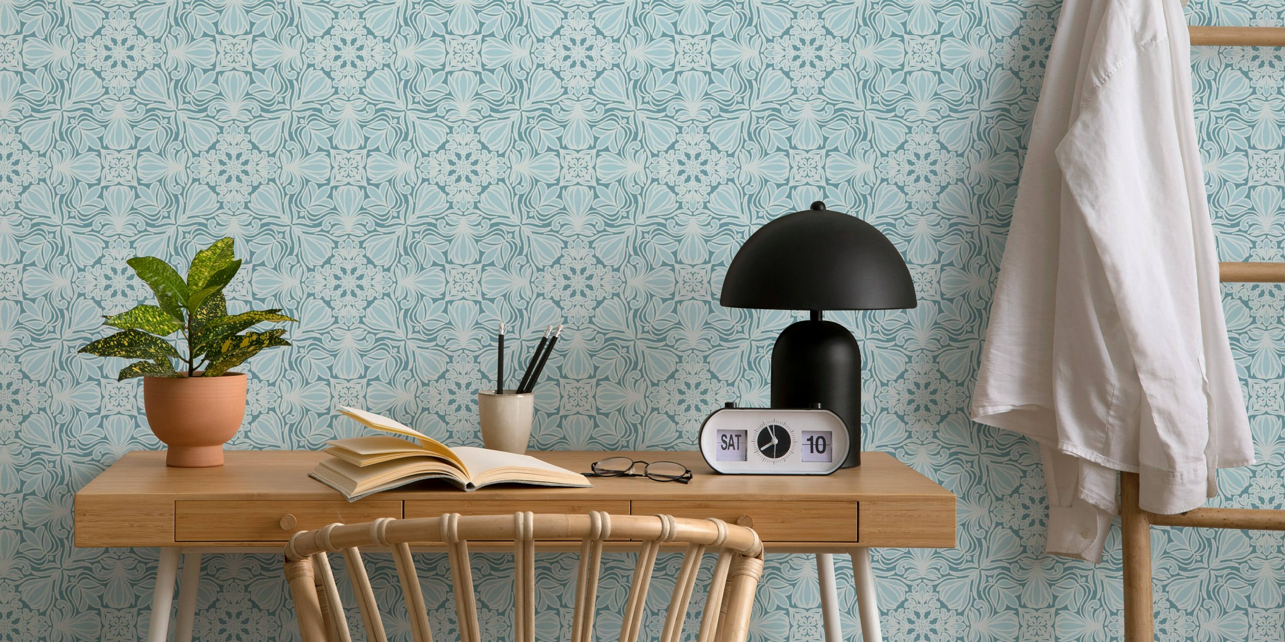 Floral tile in blue glow papel de parede em um quarto