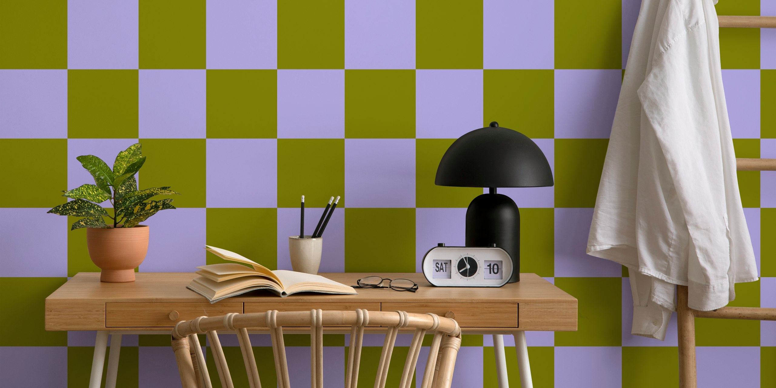 Papel de parede Two-Tone Checkered Olive Green and Lavender em um quarto