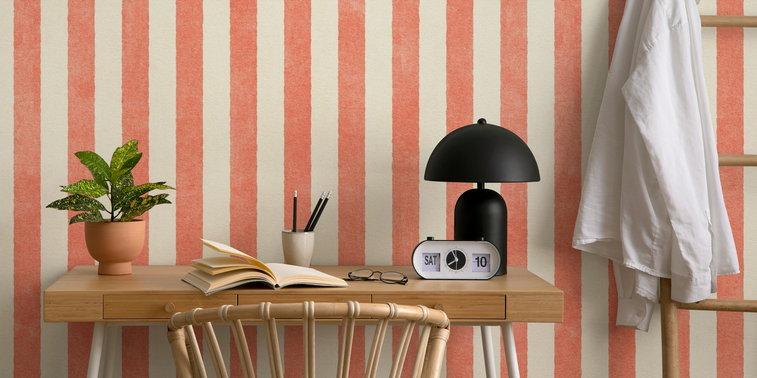 Stripes - 07 - Guava wallpaper in una stanza