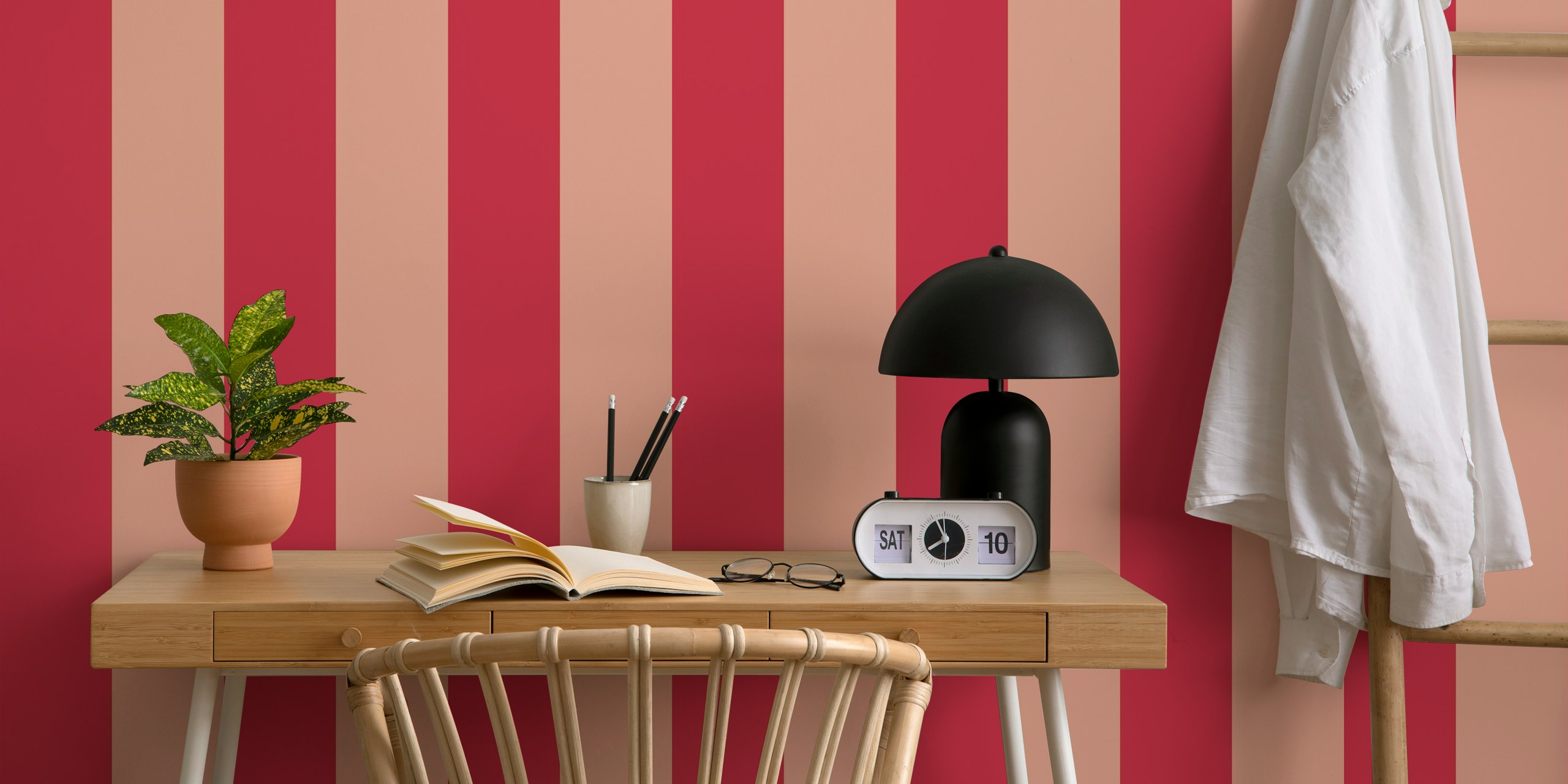 Punainen ja persikka Scandi stripes wallpaper lastenhuoneessa