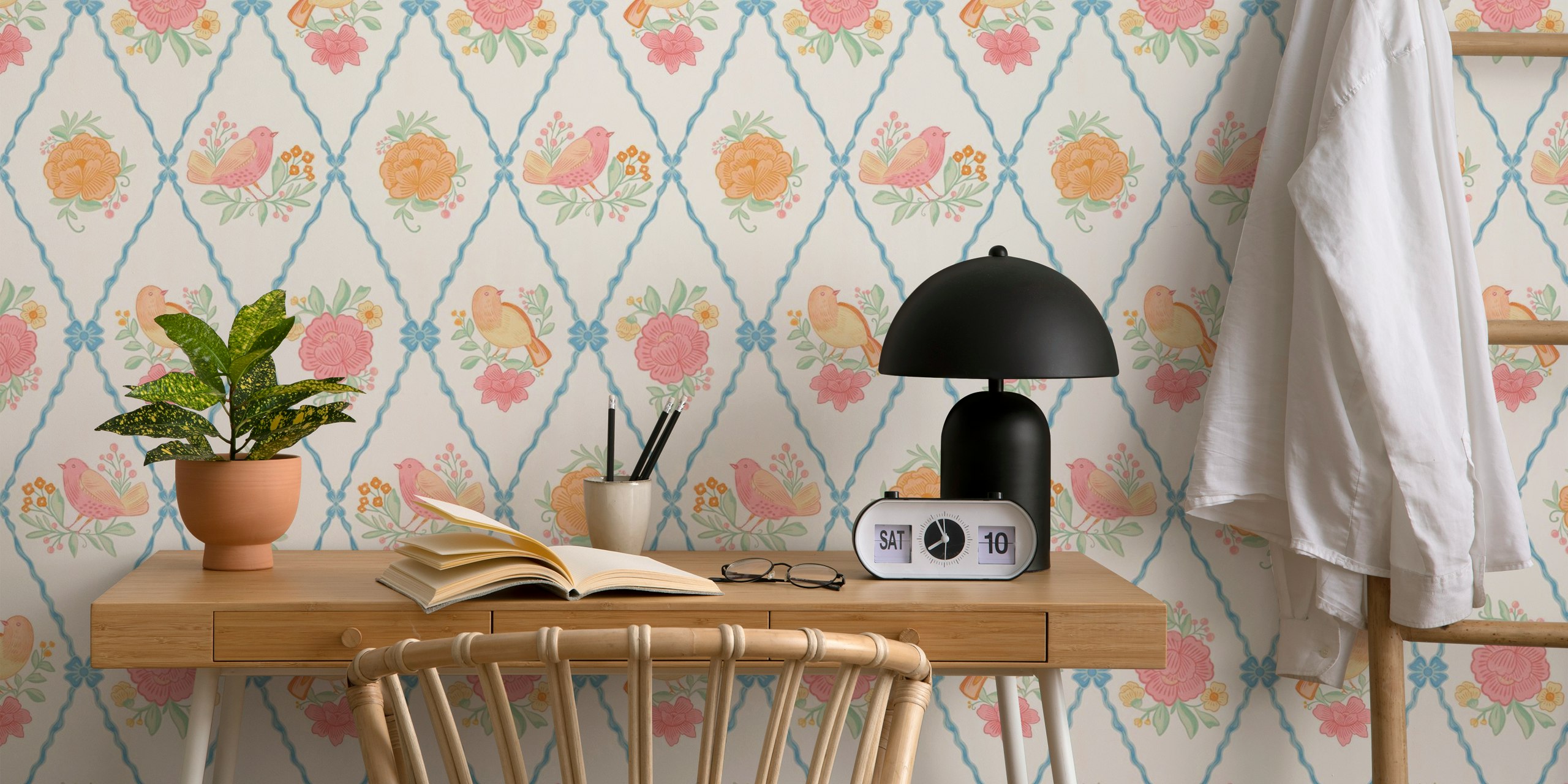 Šarmantan zidni mural u vintage stilu s pastelnim pticama i cvjetovima na rešetkastoj pozadini