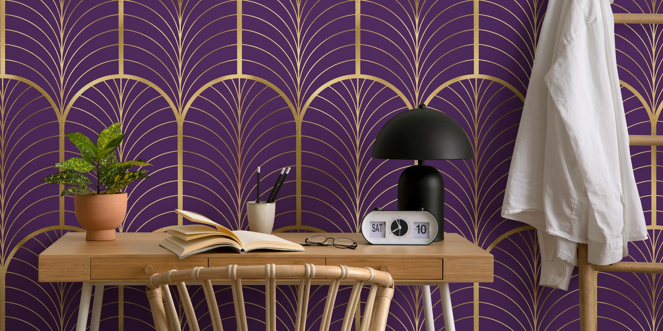 Art Deco behang in goud en donkerpaars