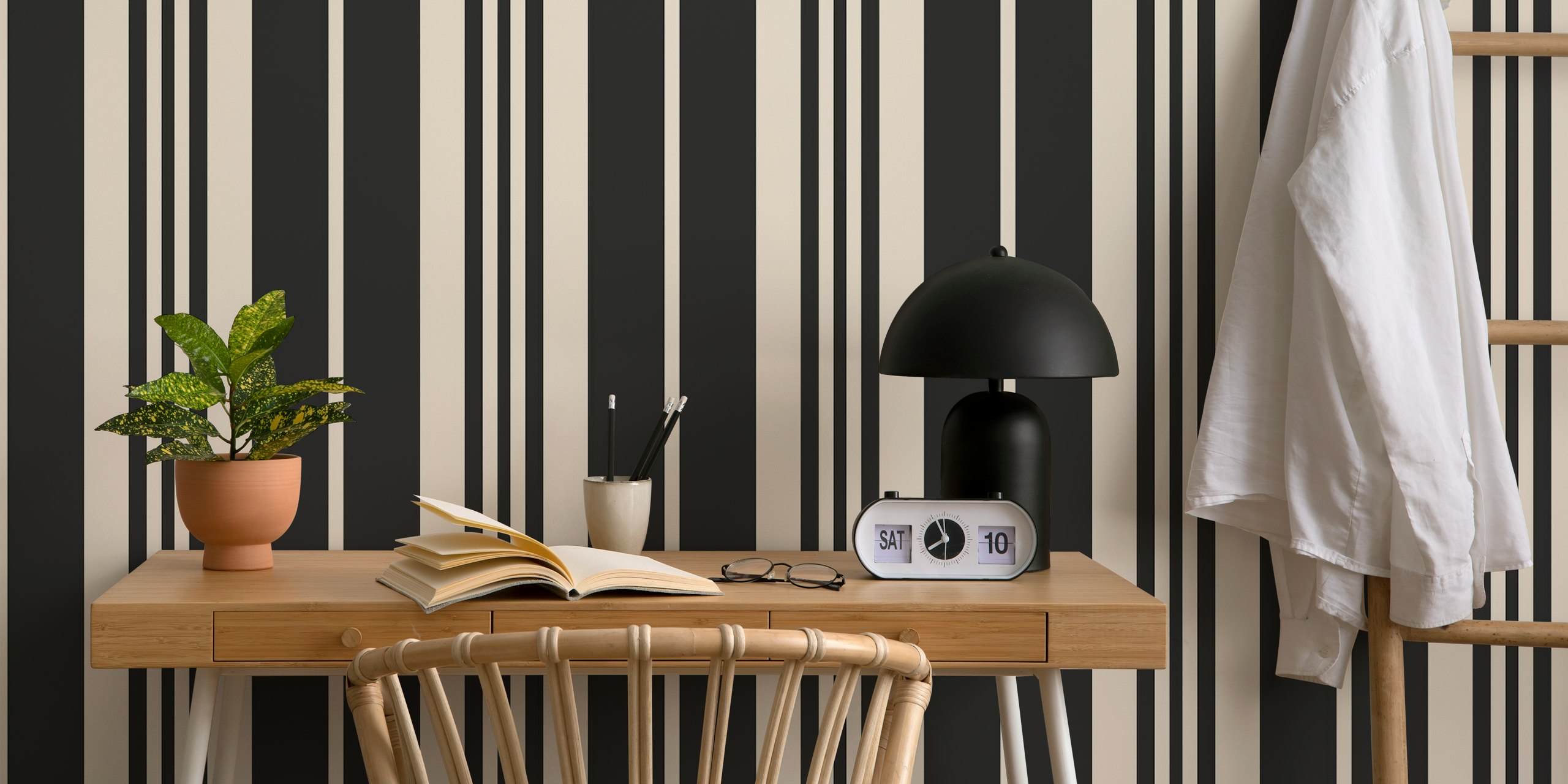 Classic vintage stripes black and white tapeta