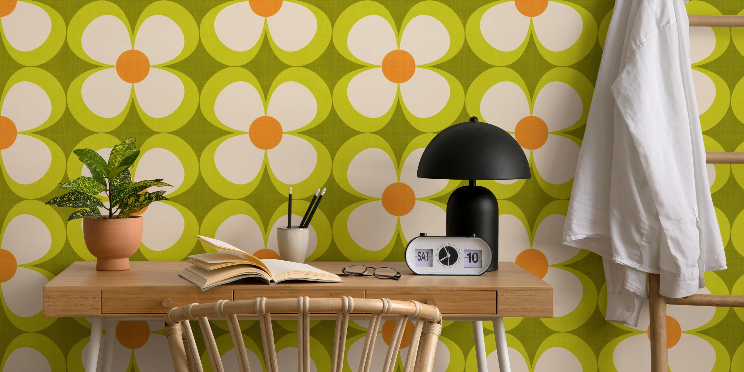 Retro bloemenpatroon in groen en oranje op beige achtergrond wallpaper