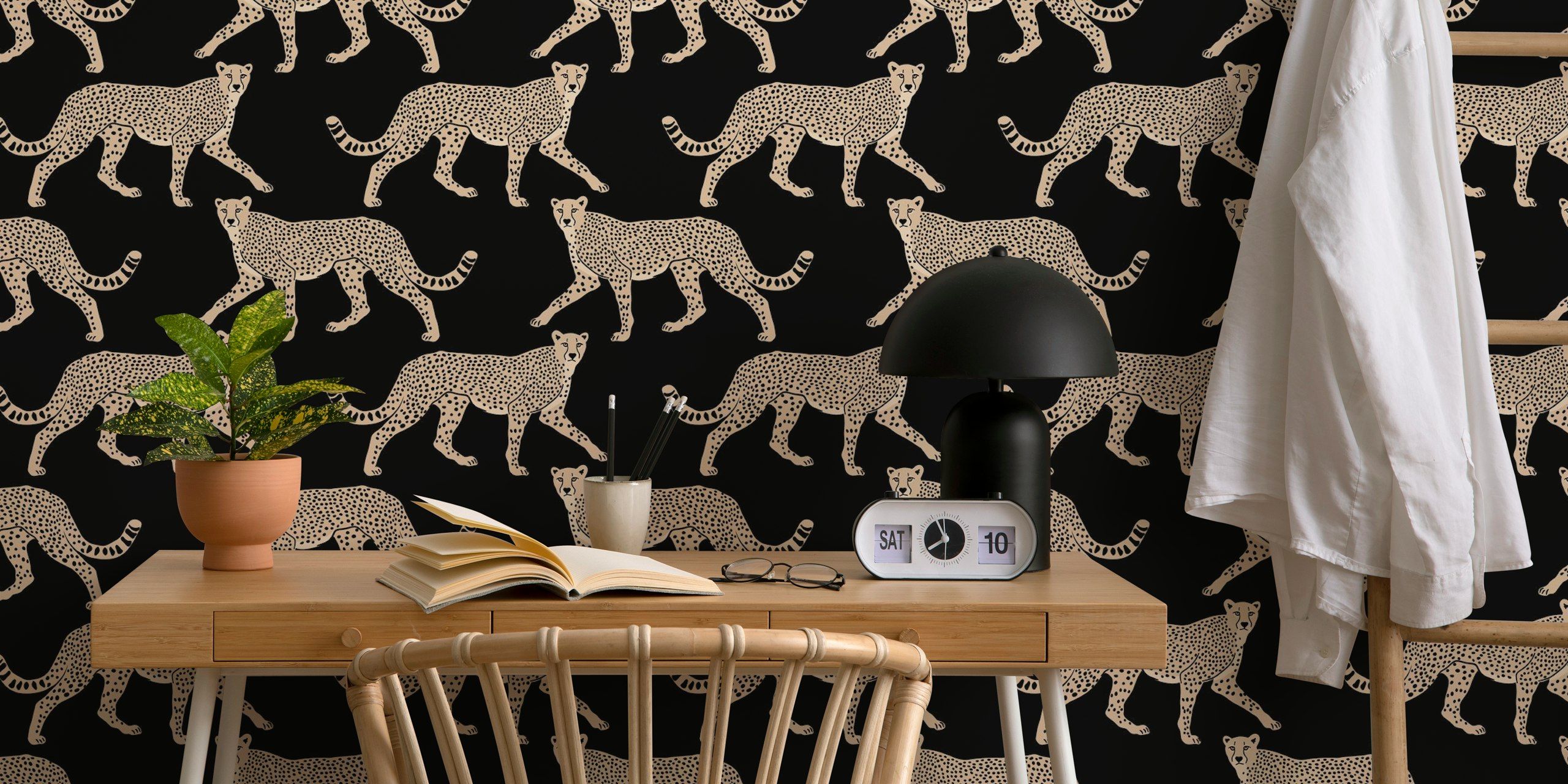 Walking Cheetah behang in een kamer