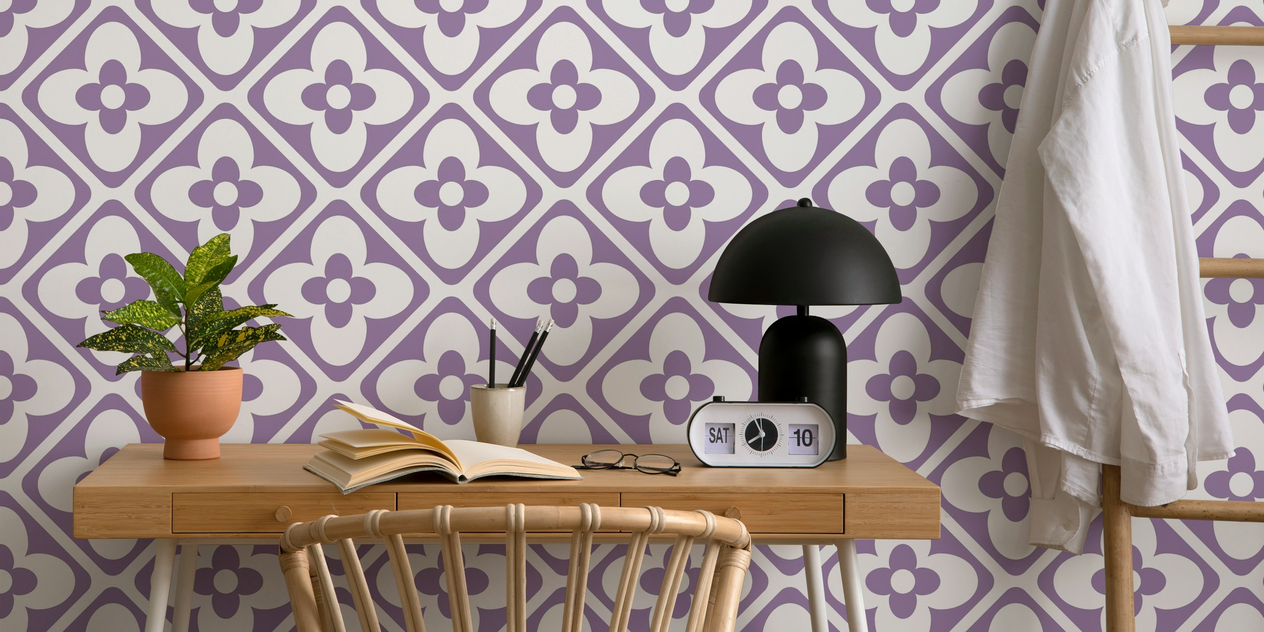 Retro Purple Geo Floral Motif Wallpaper in een kamer