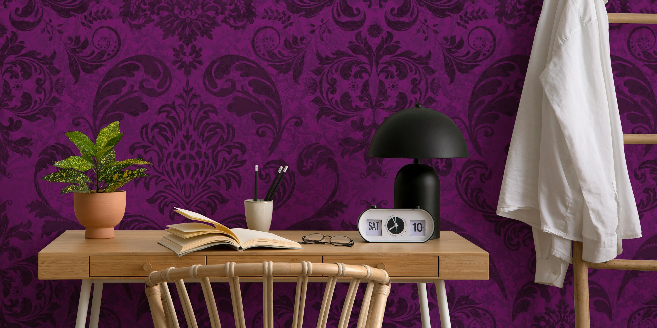Tapeta Baroque Purple Royale Vintage Damask w pokoju
