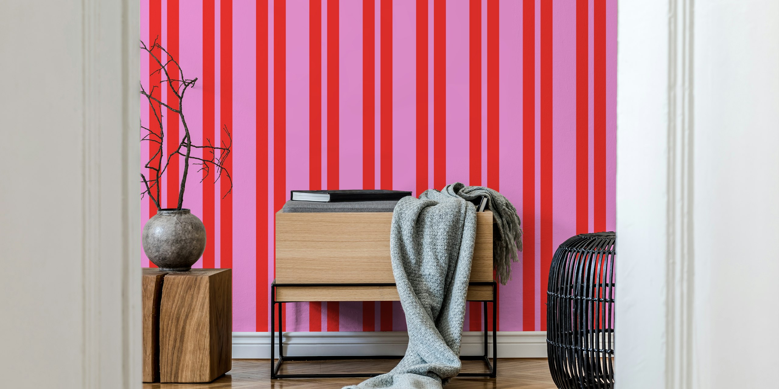 Papel de parede listrado duplo rosa e vermelho Classic Double Stripes Preppy em um quarto