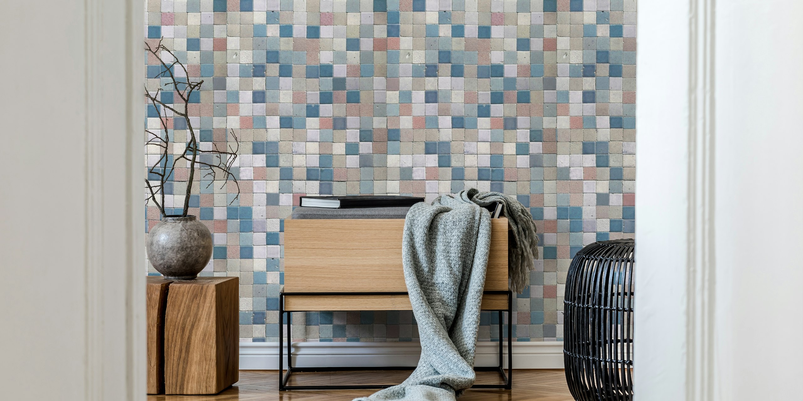 Vintage Tile Artistry carta da parati blu in una stanza