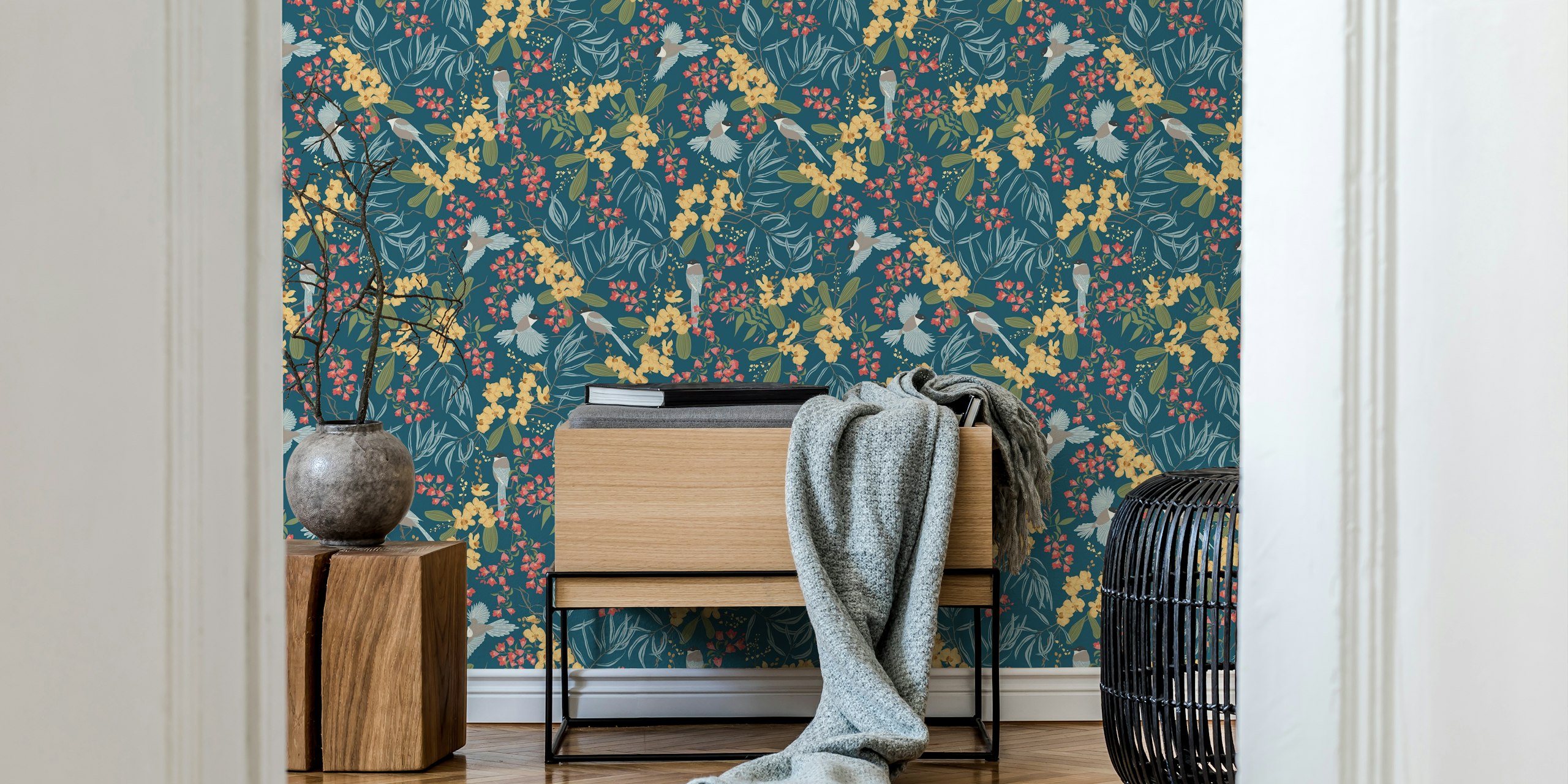 Magpie Floral Bloom wallpaper dans une pièce
