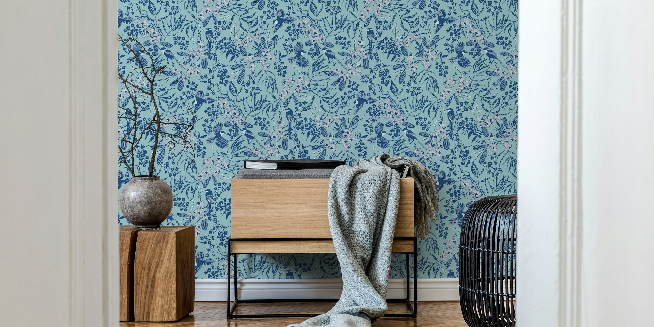 Magpie Floral Blooms wallpaper em uma sala