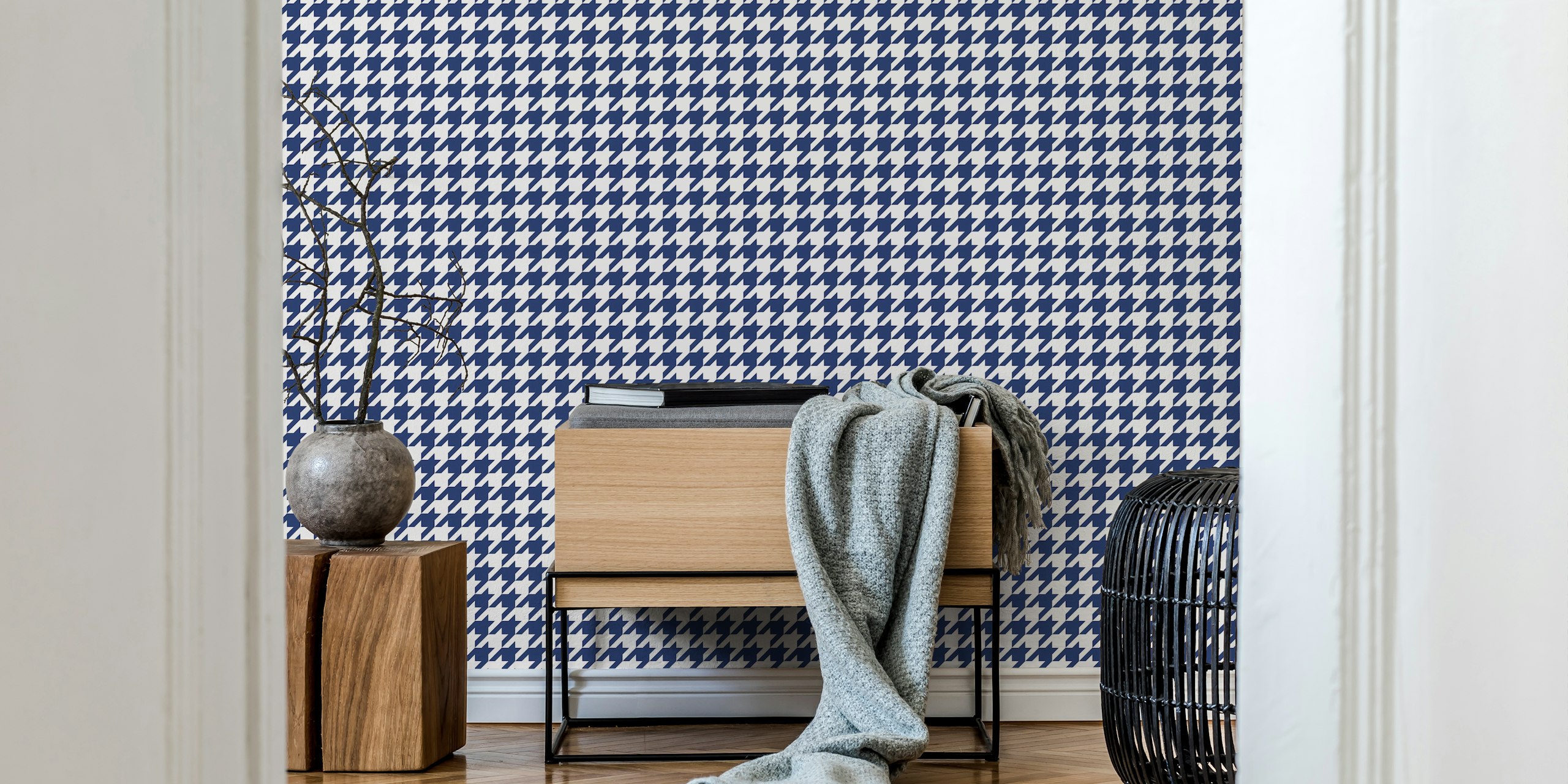 Navy and white houndstooth wallpaper en una habitación