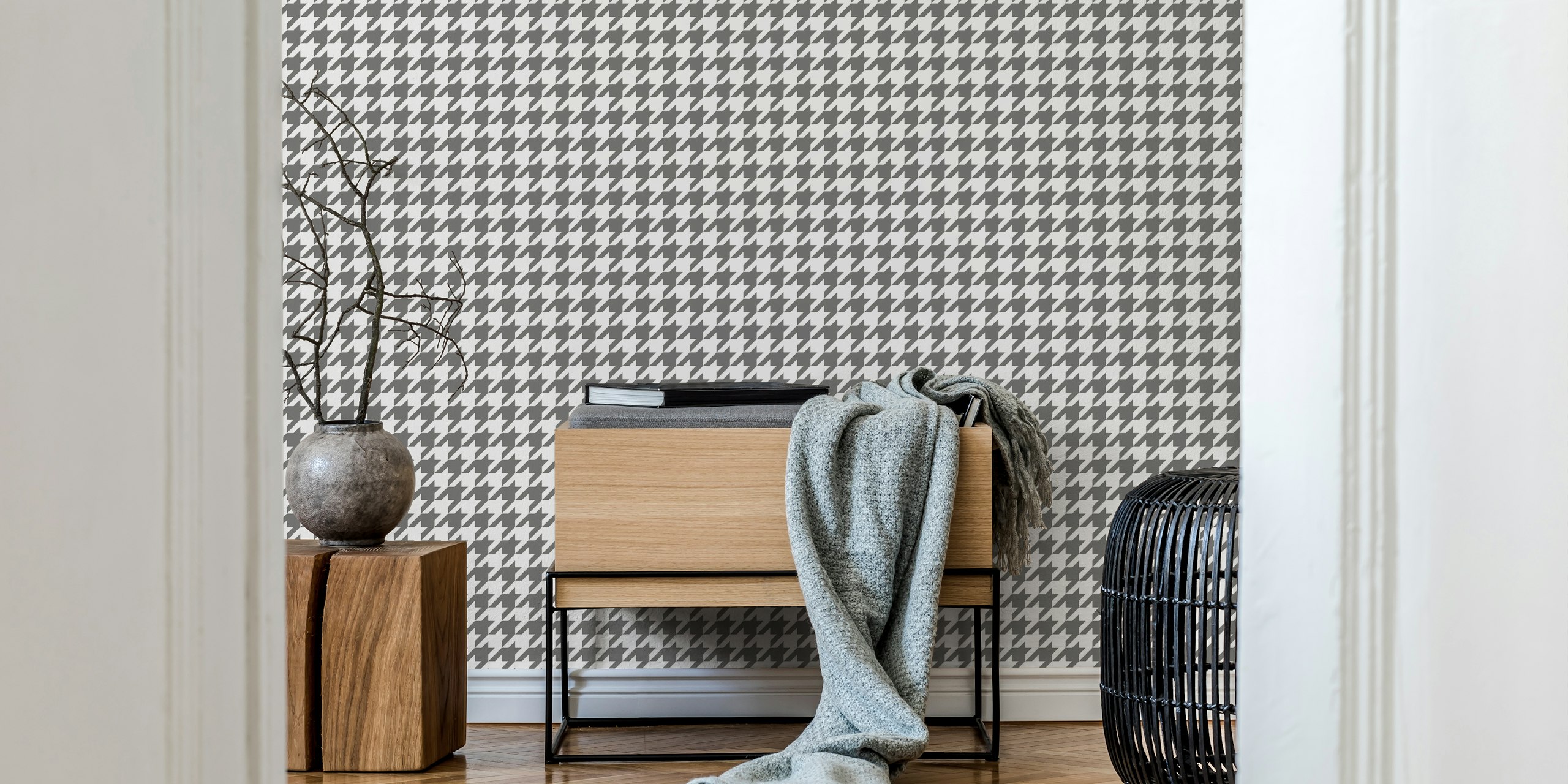 Grey and white houndstooth wallpaper in una stanza
