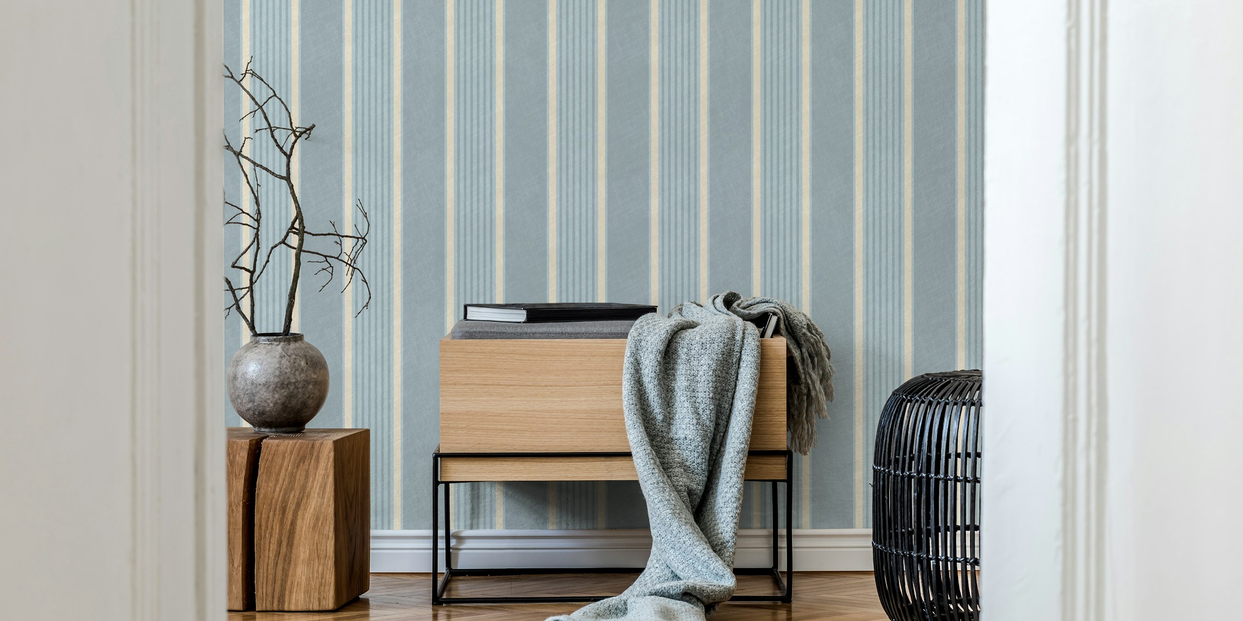 Papel pintado de rayas antiguas en una habitación