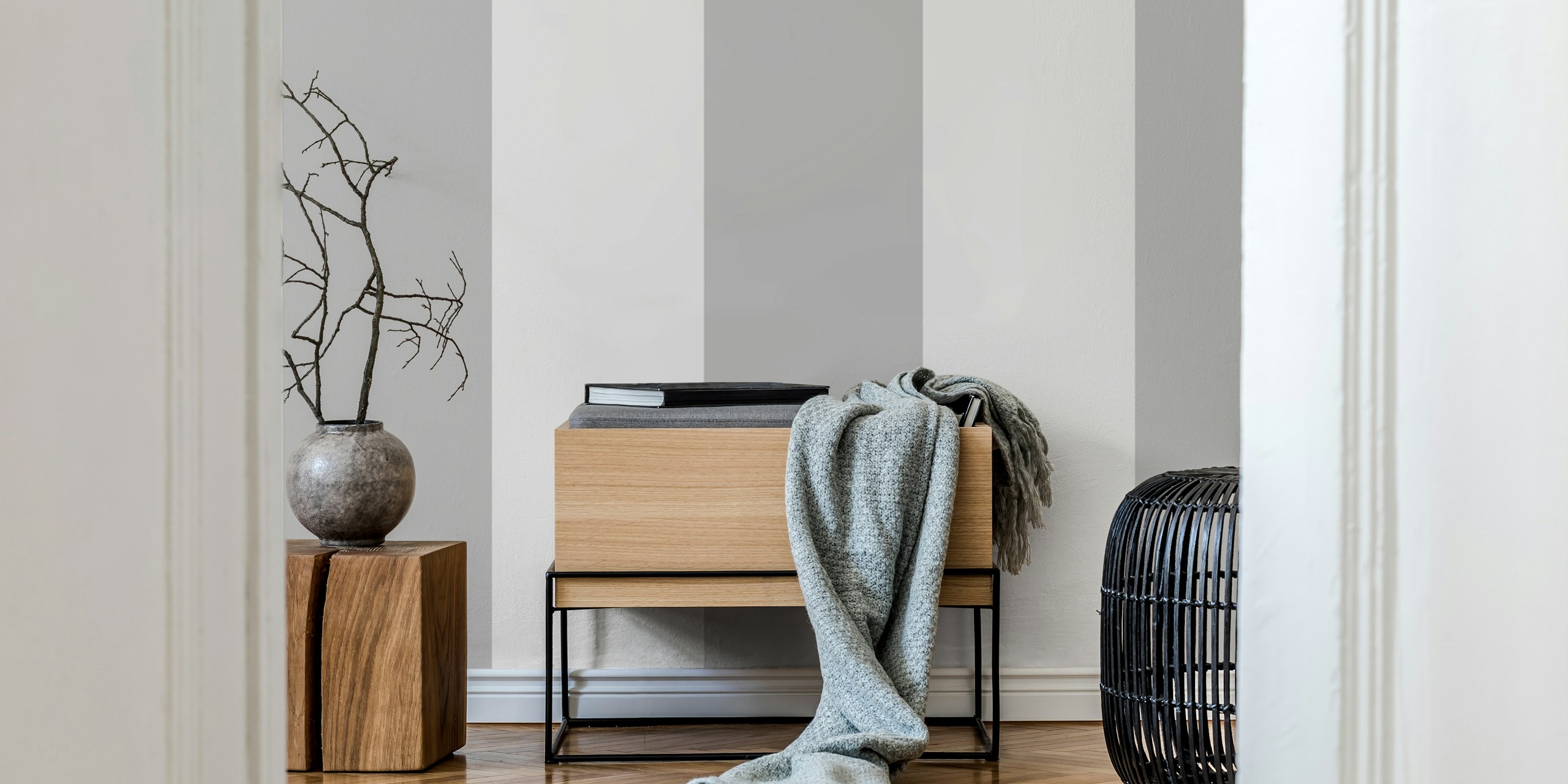 Gray Stripe Glam 1 tapet i en romsetting