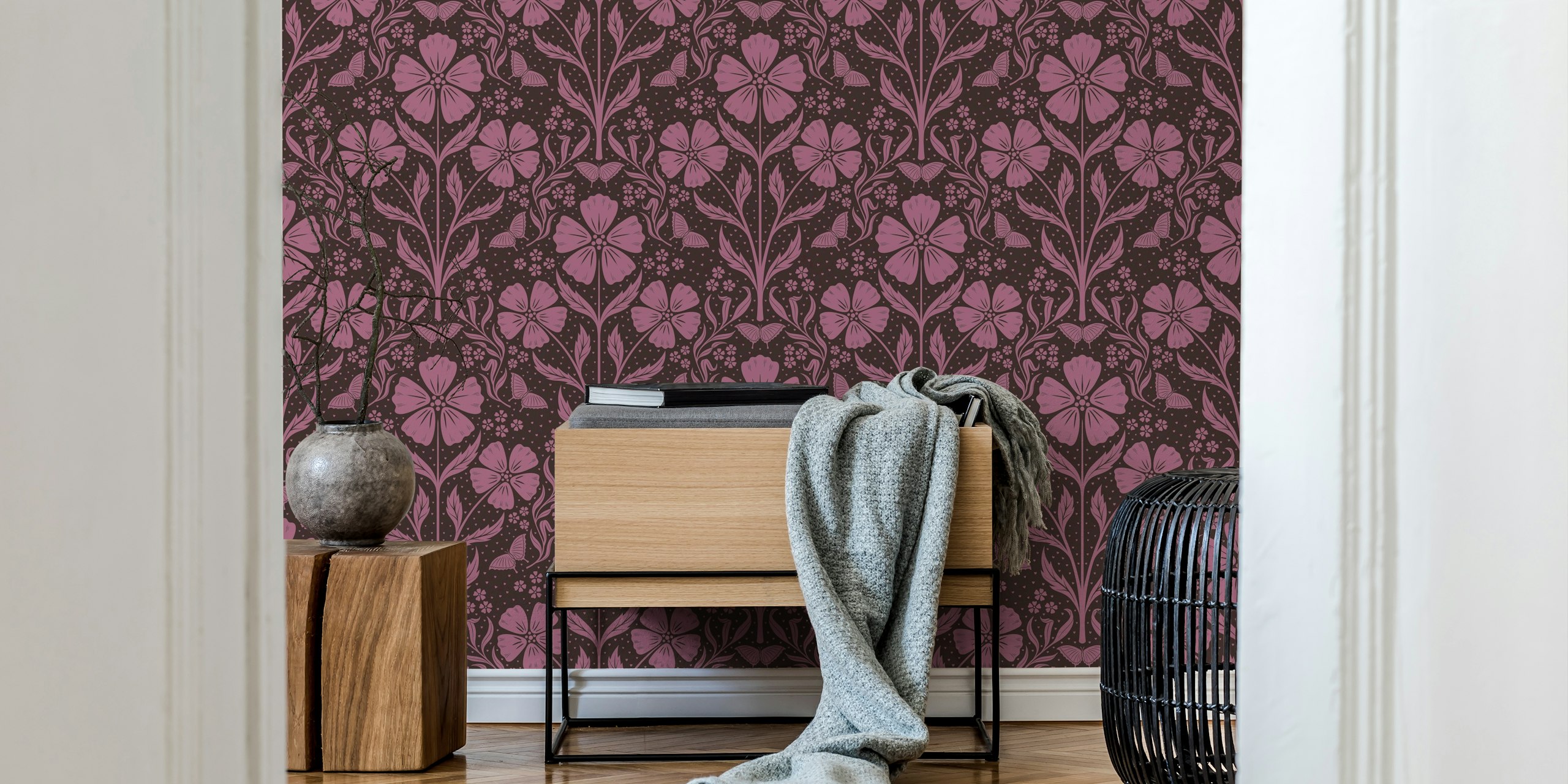 Awakening Flowers Damask Tapete in einem Raum