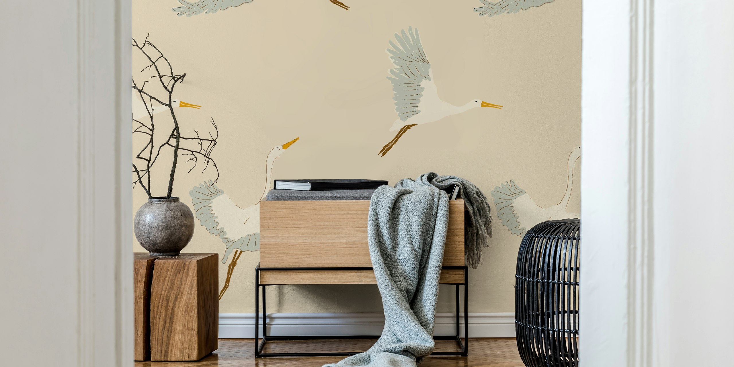 Delicate freehand Birds in Flight op crème behangontwerp