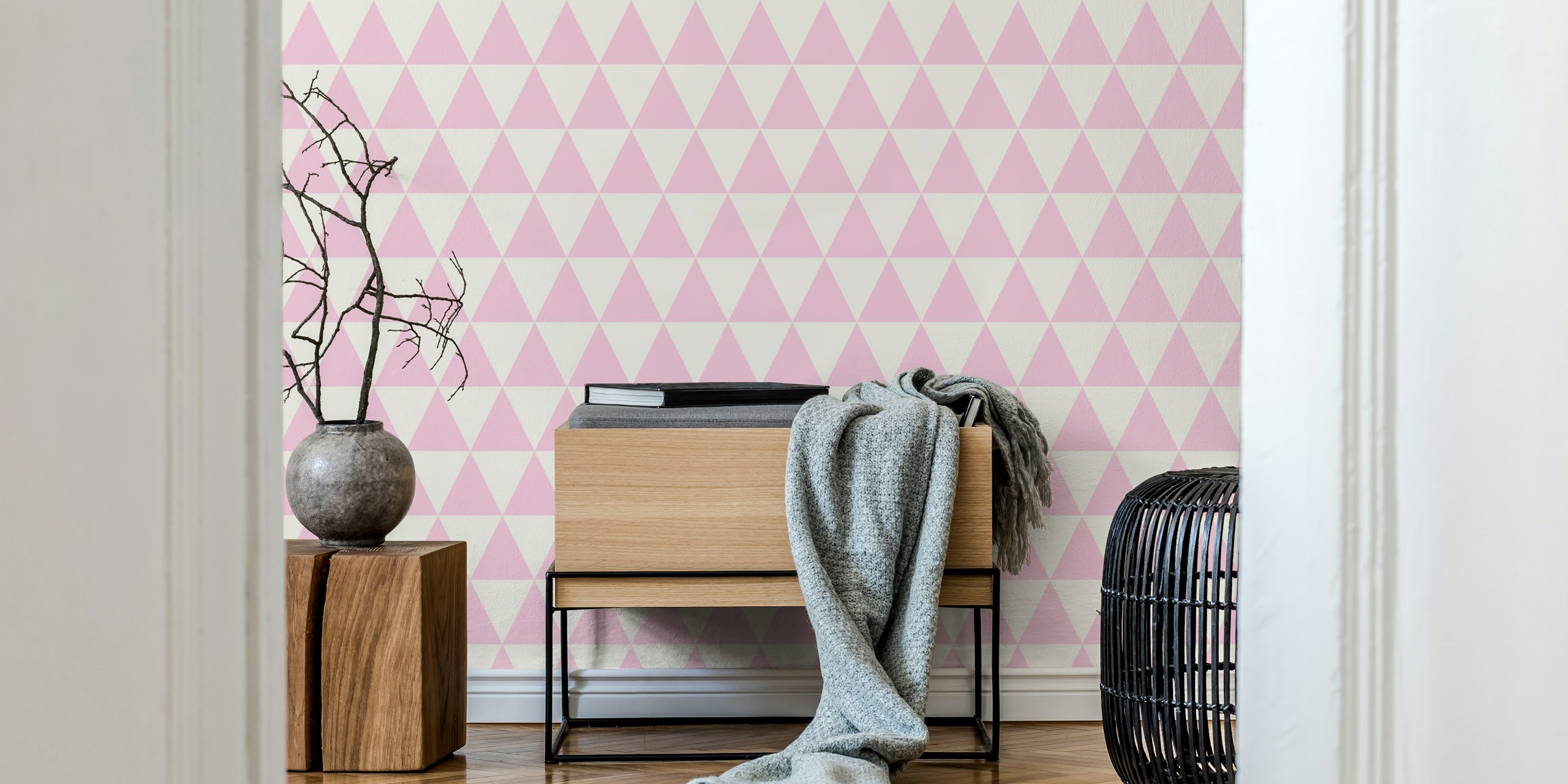 Ταπετσαρία Pink and cream triangles σε ένα δωμάτιο