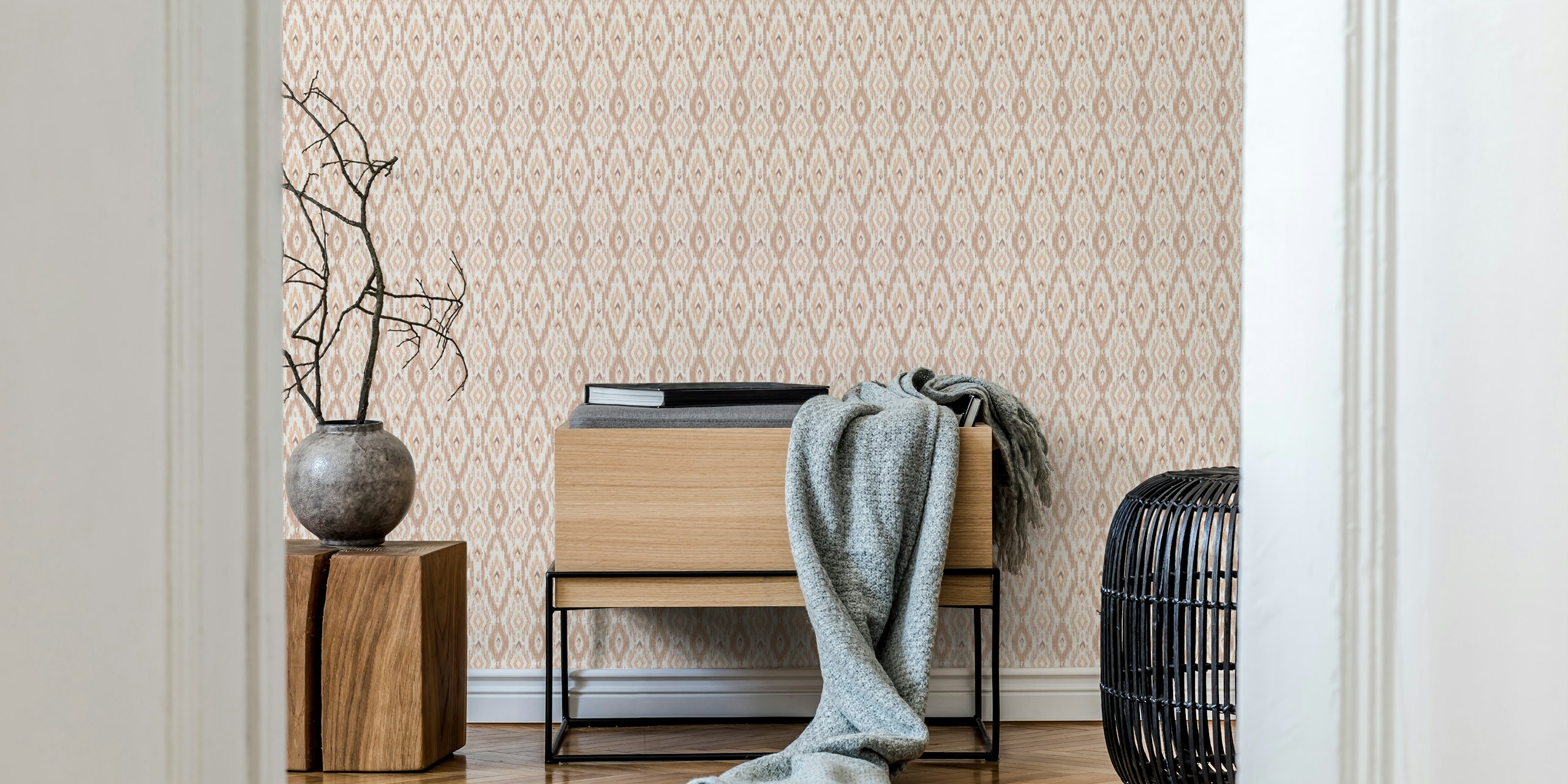 Boho Mocha Mousse Ivory Ikat tapet i ett rum