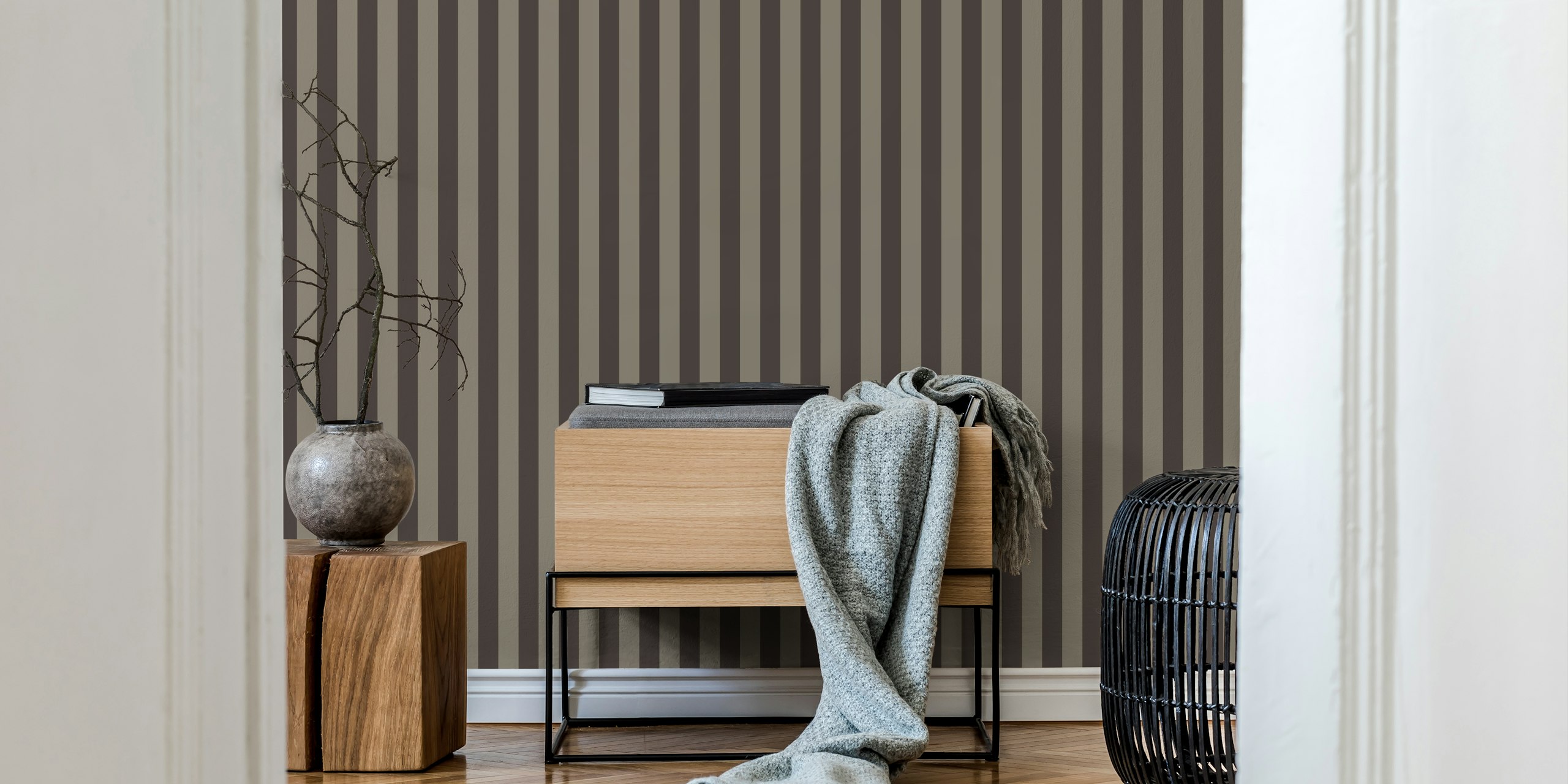 Cabincore Smoky Black Stripes tapeta u sobi