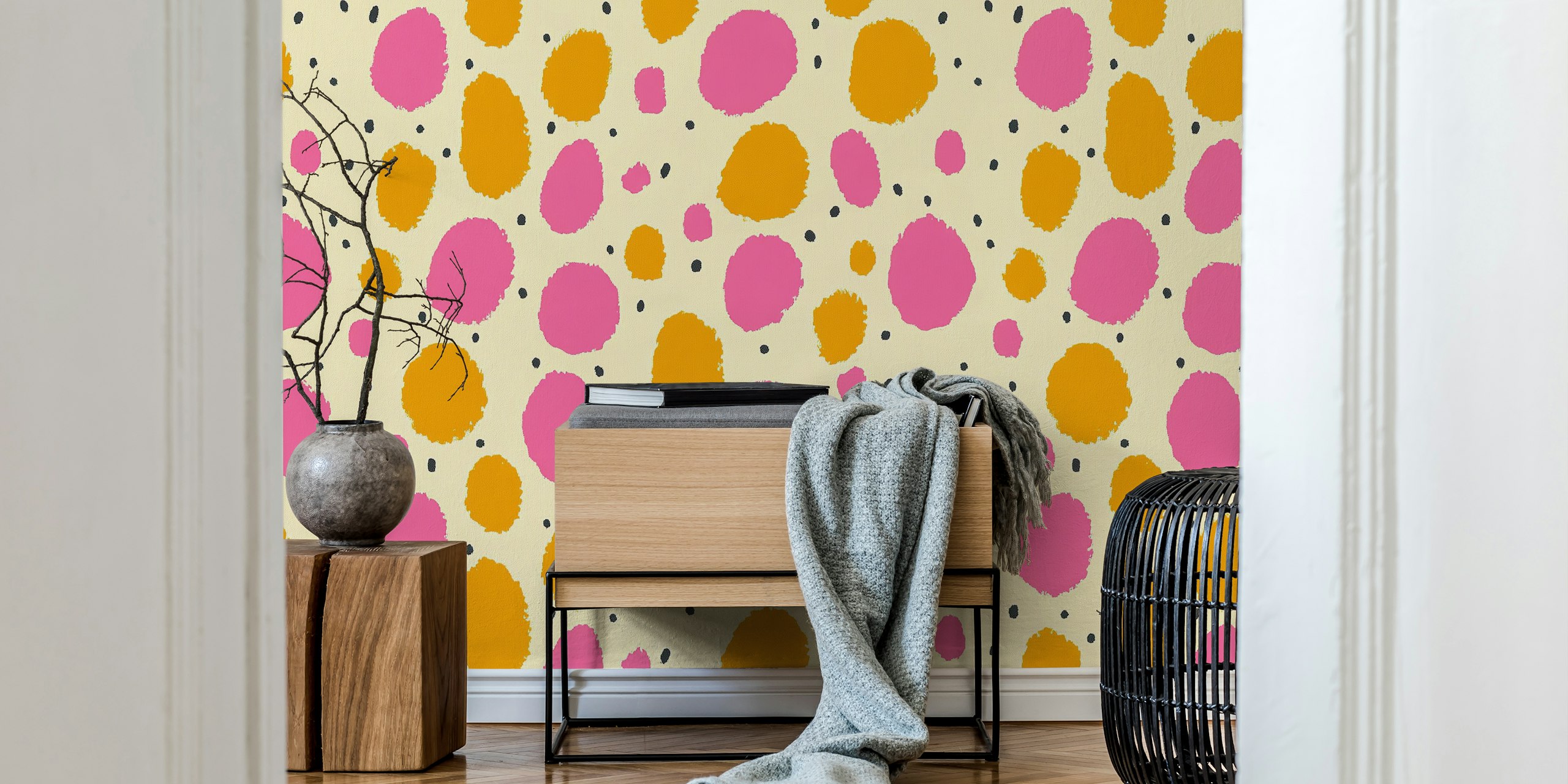 Pink og mustard prikkete tapet i et rom