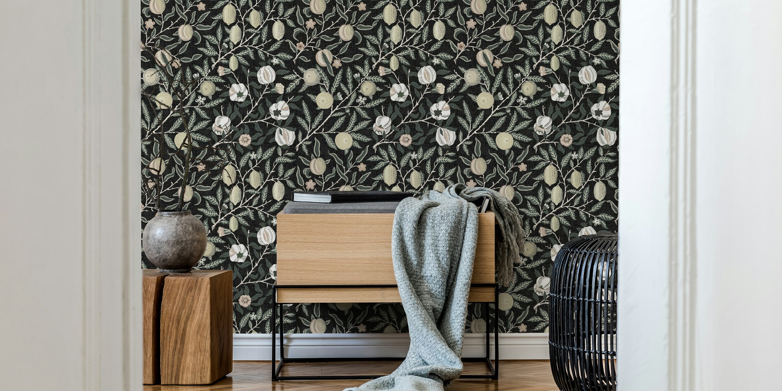 Papier peint William Morris Pomegranate exposé dans une pièce