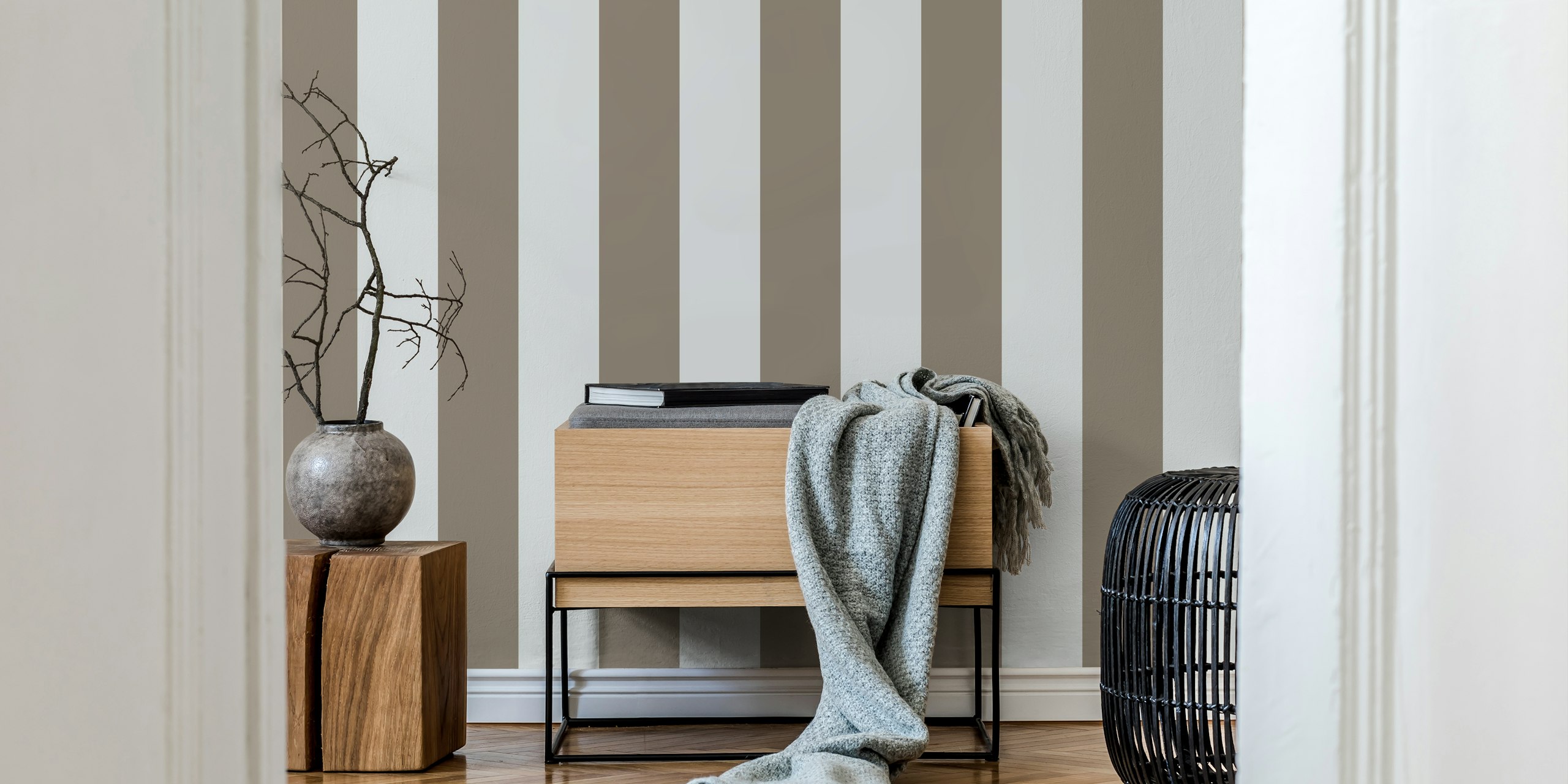 Cabincore Brownish Gray Stripes tapet i et rom
