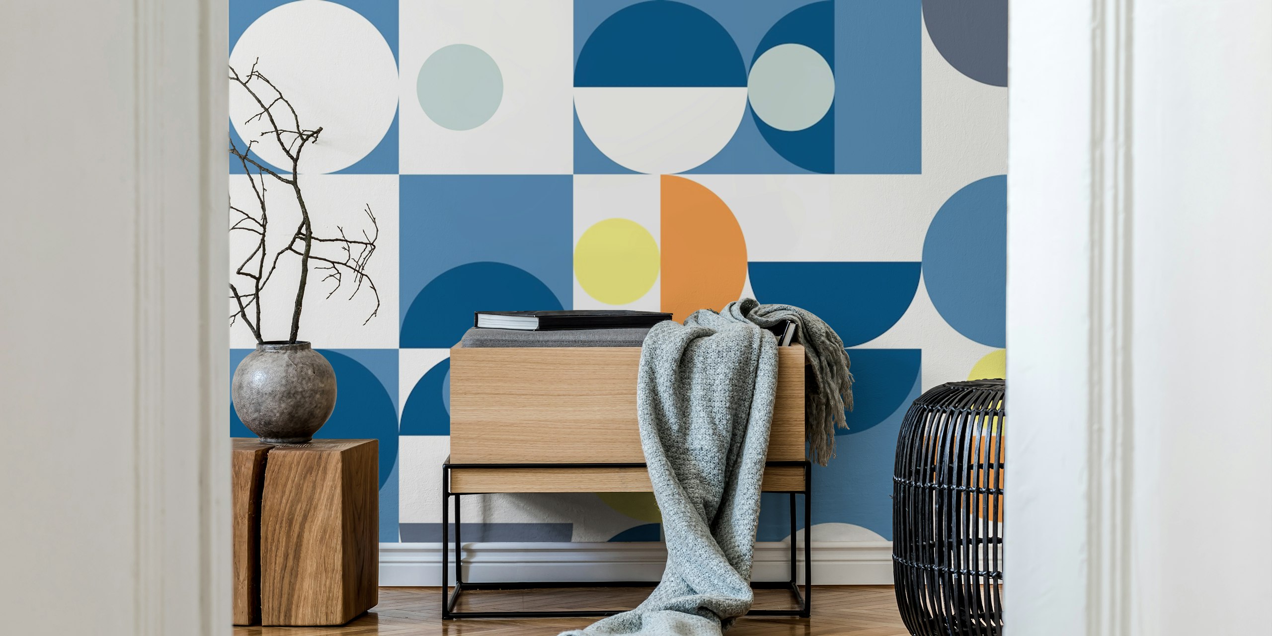 Papel de parede Bauhaus Mid-Century Serene Navy em um cômodo