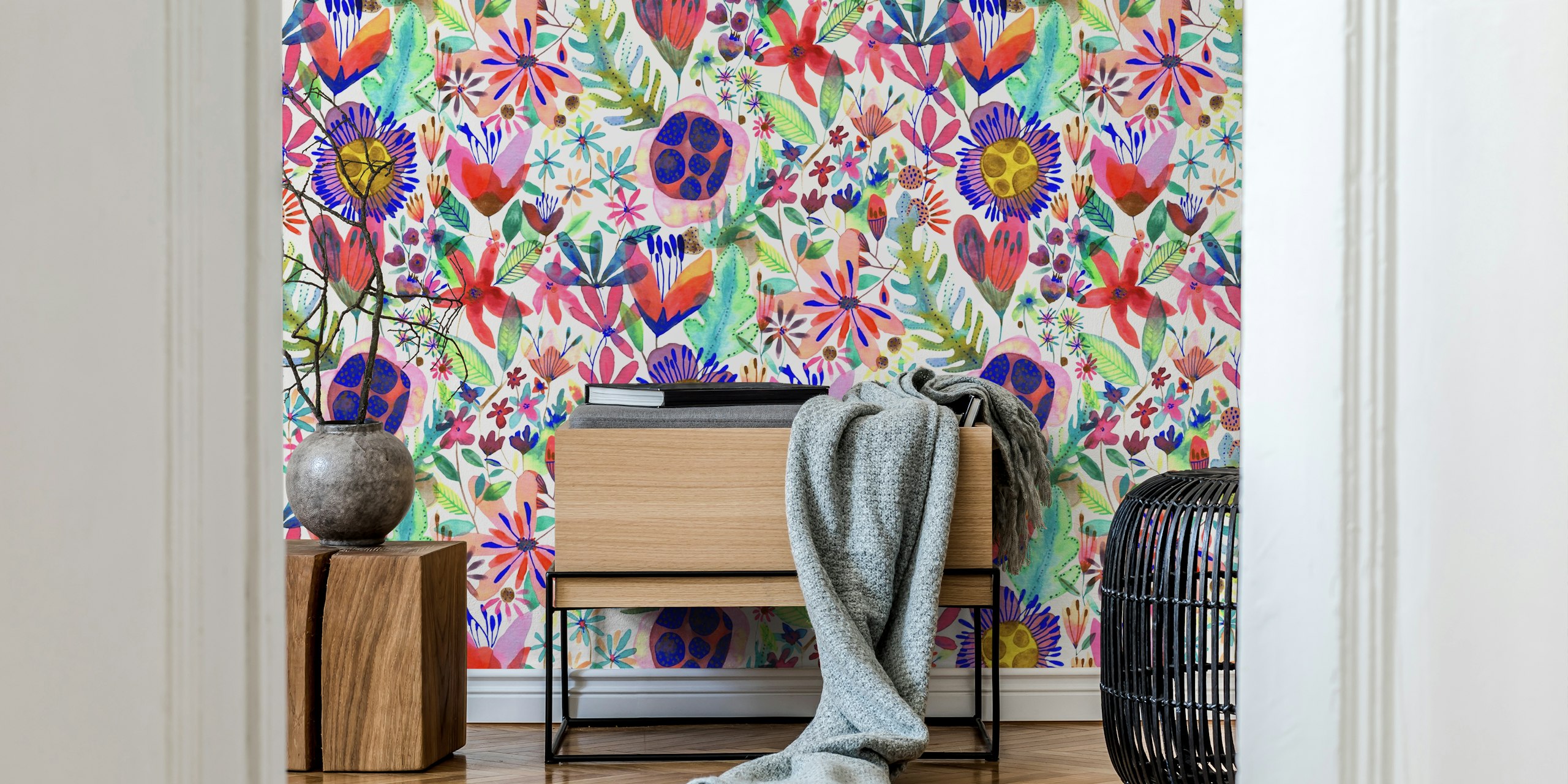Papier peint floral coloré dans une pièce