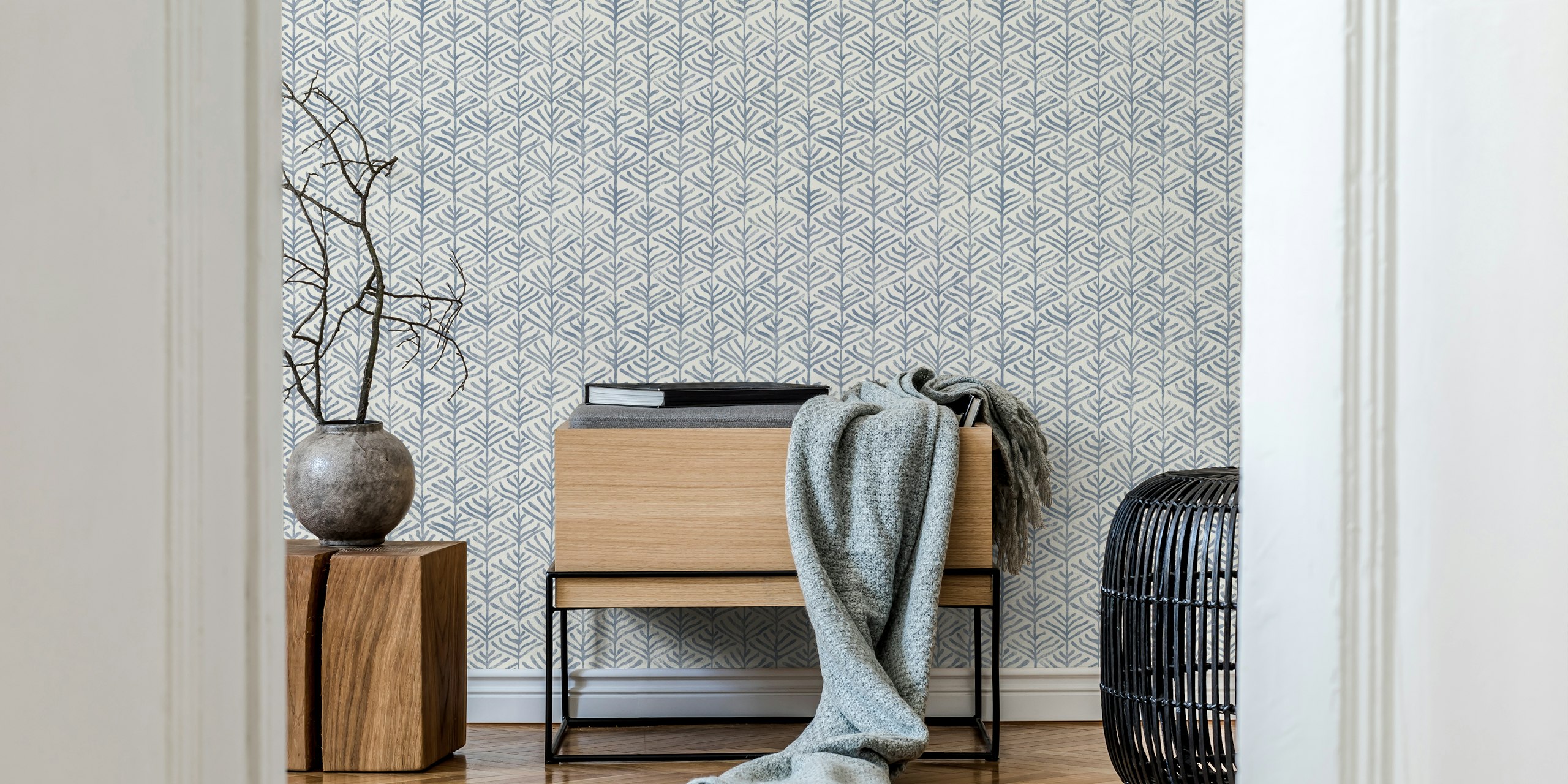 Motifs de feuilles fins en bleu sur fond clair wallpaper