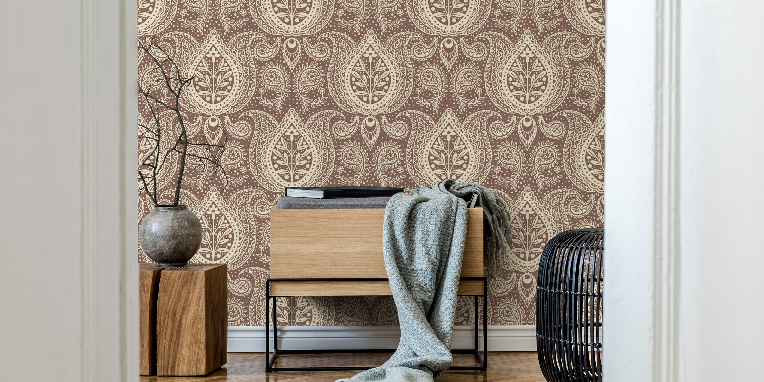 Floral paisley damask wallpaper w pokoju