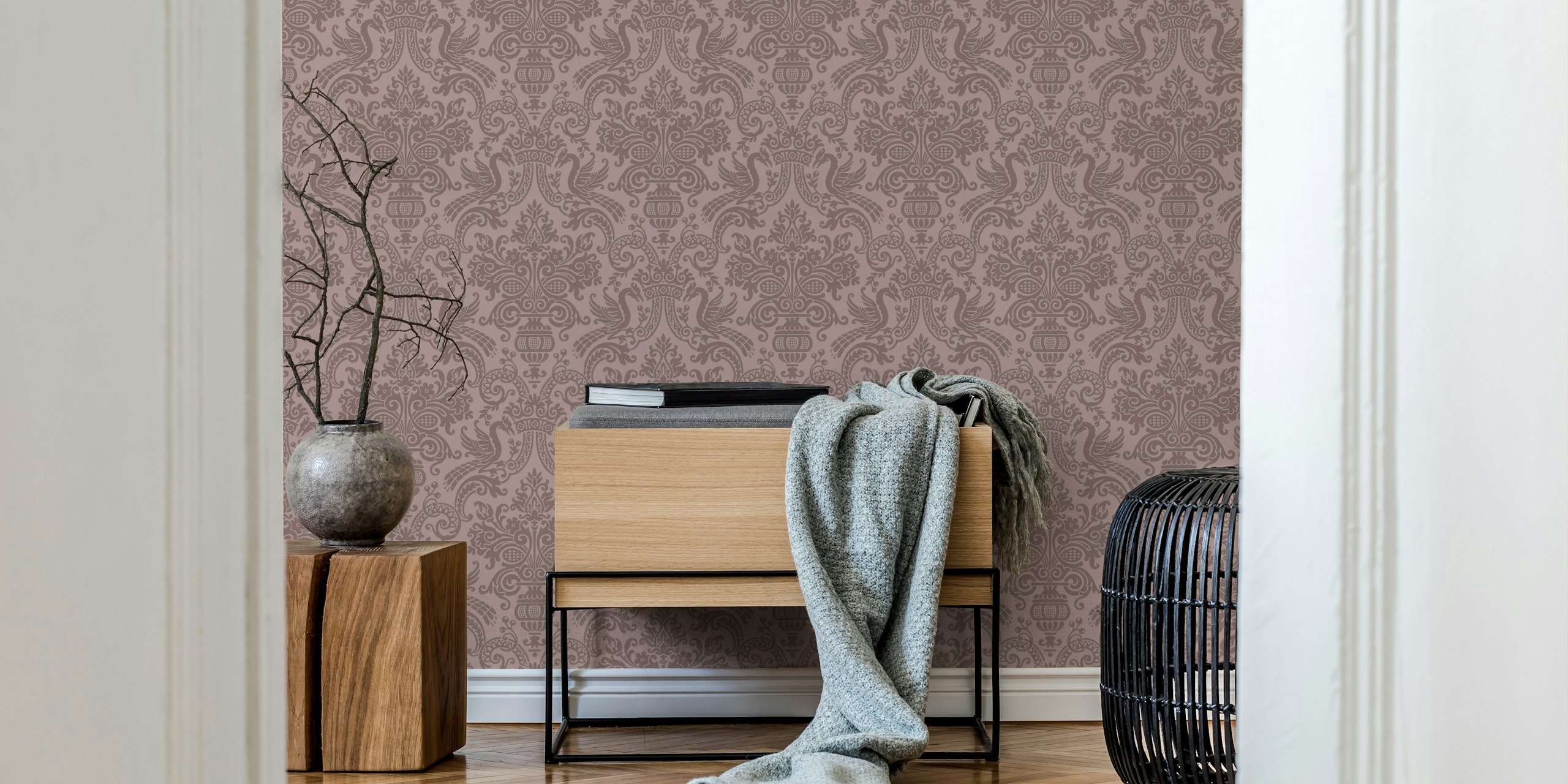 Moody pink vintage damask tapet i et rum
