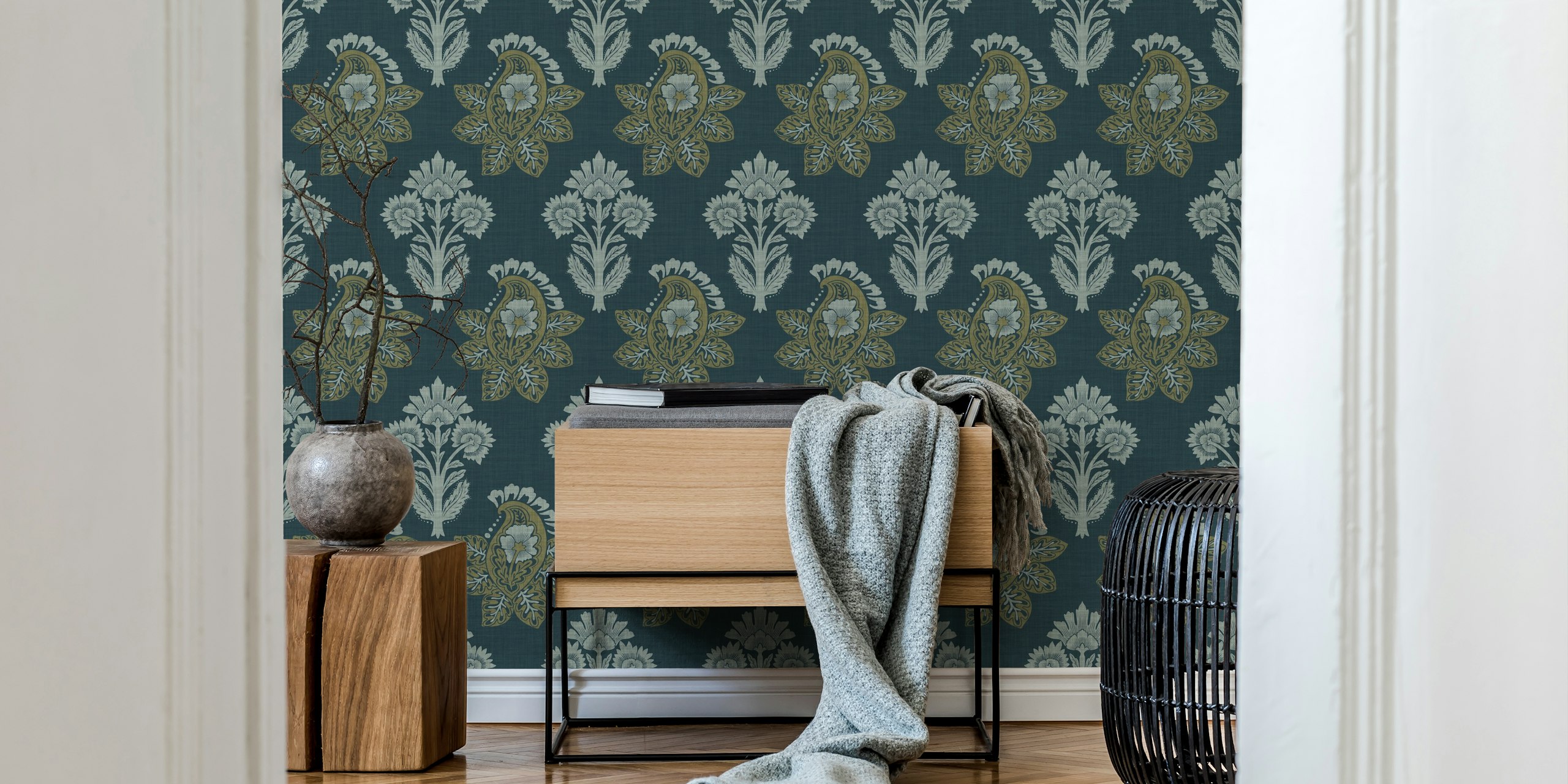 Moody vintage Floral Tapete in einem Raum präsentiert