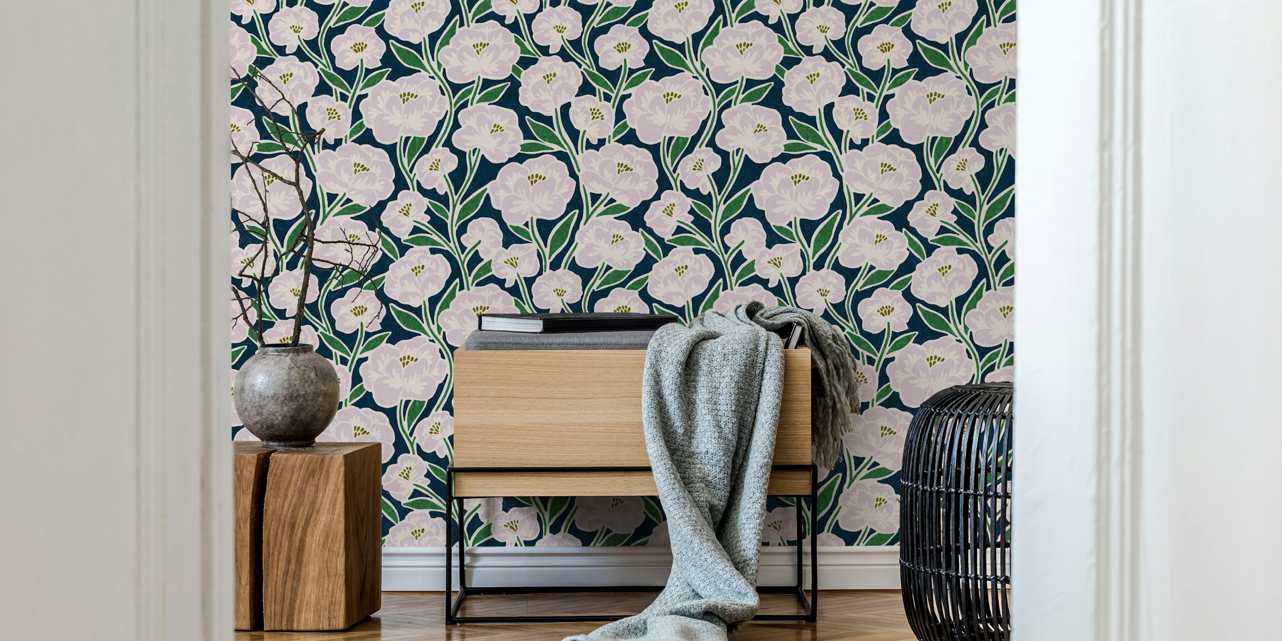 Květinová Batiste v námořnické modři a levanduli na tapetě v místnosti