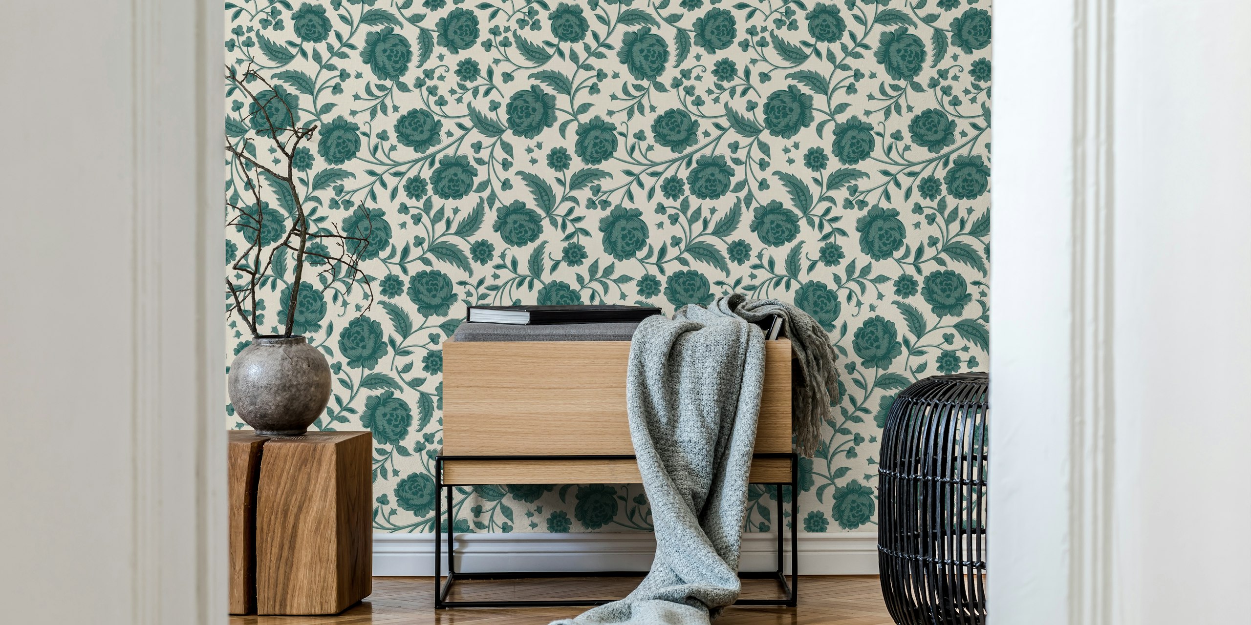 Teal floral tapet i et stilfuldt interiør