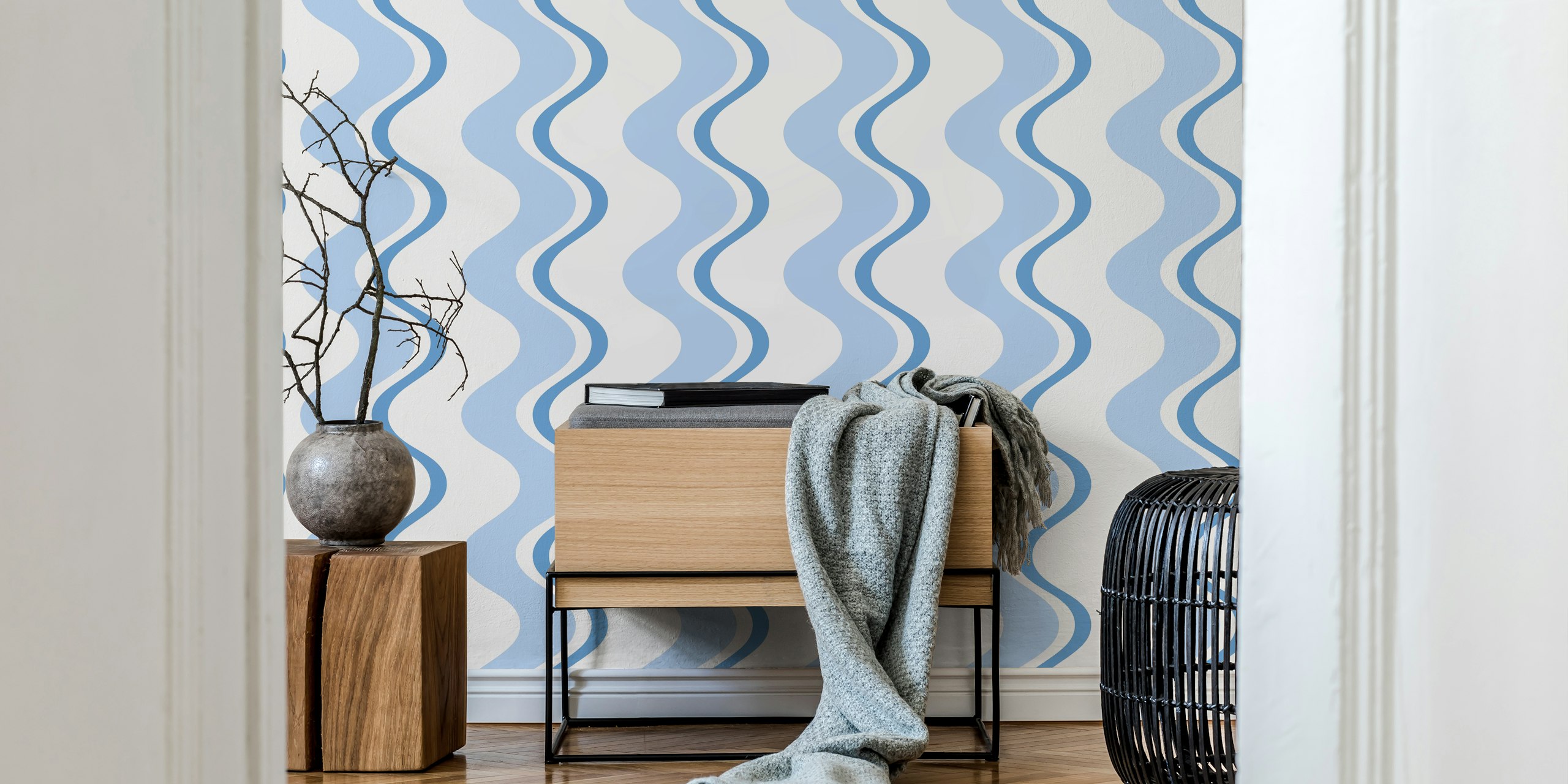 Playful wiggle wave stripes - blue and white en una habitación